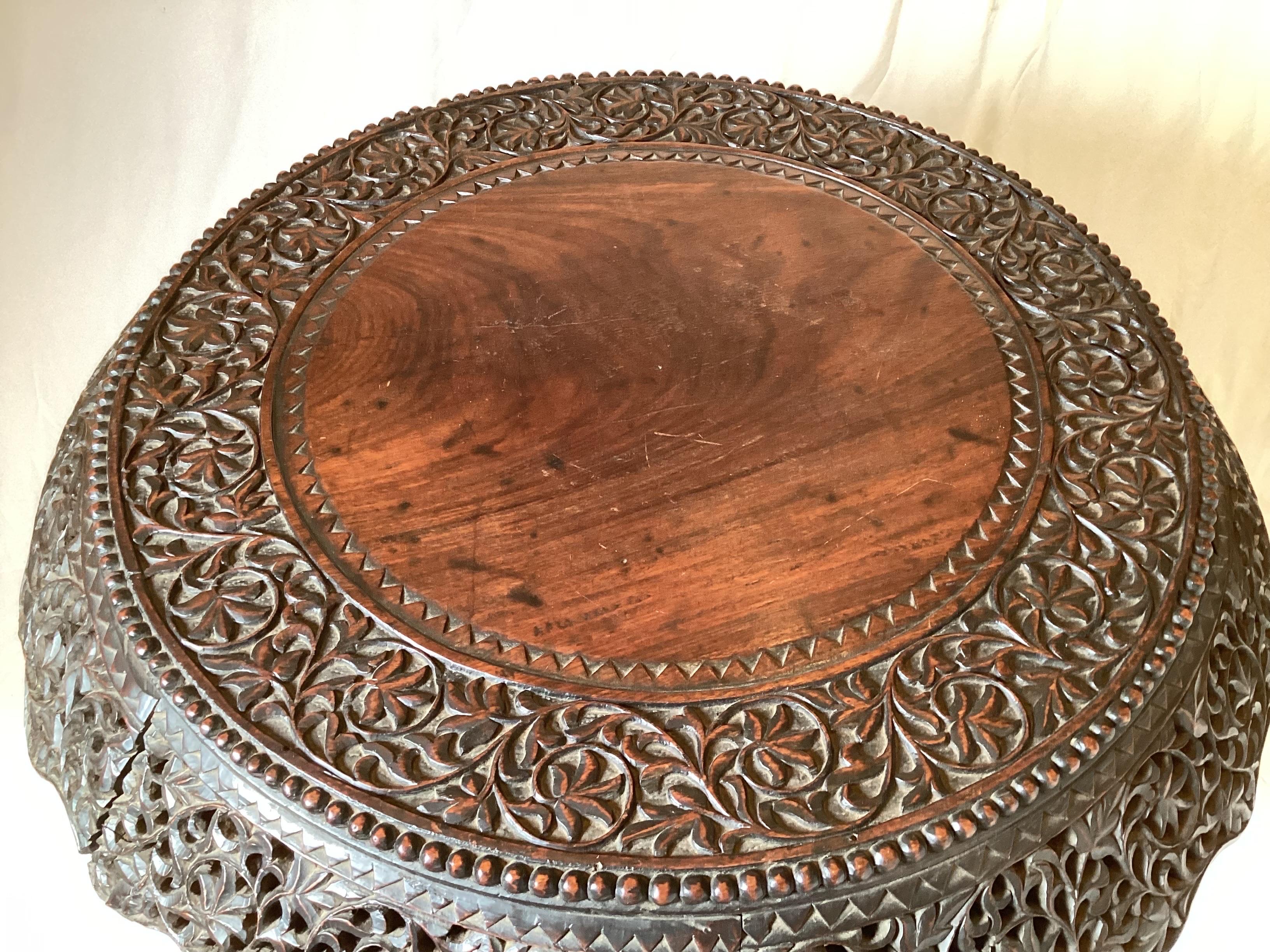 Table anglo-indienne ronde en bois de feuillus sculptée à la main de la fin du XIXe siècle Bon état - En vente à Lambertville, NJ