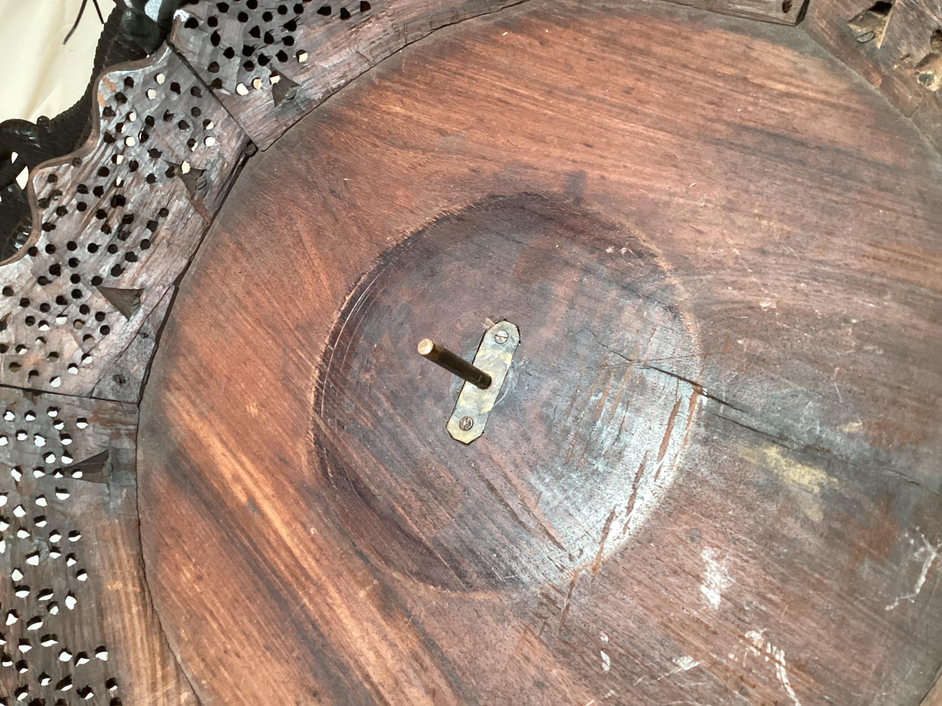 Table anglo-indienne ronde en bois de feuillus sculptée à la main de la fin du XIXe siècle en vente 1