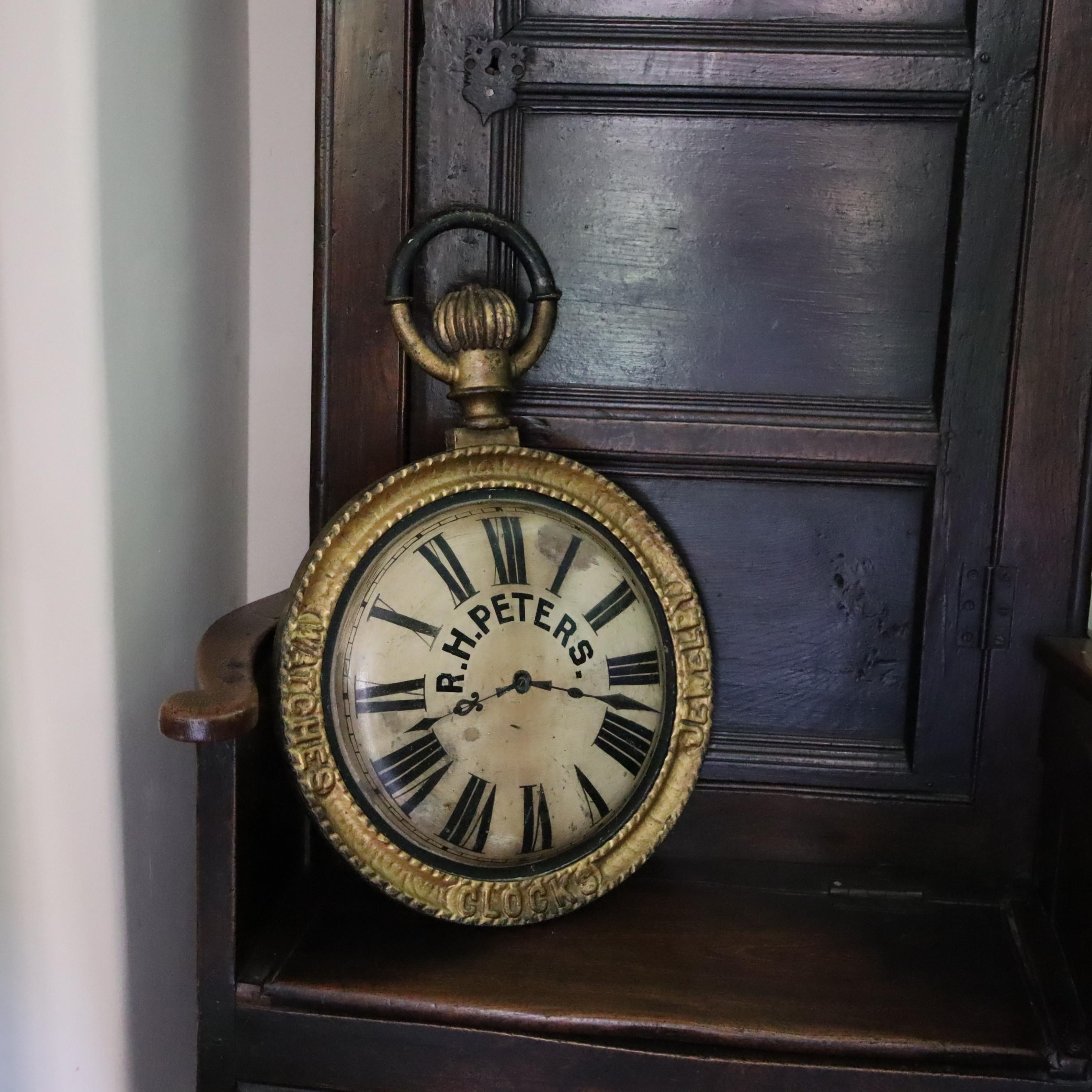 A late 19th Century hanging trade sign, modeled as a Pocket watch. Victoriano en venta
