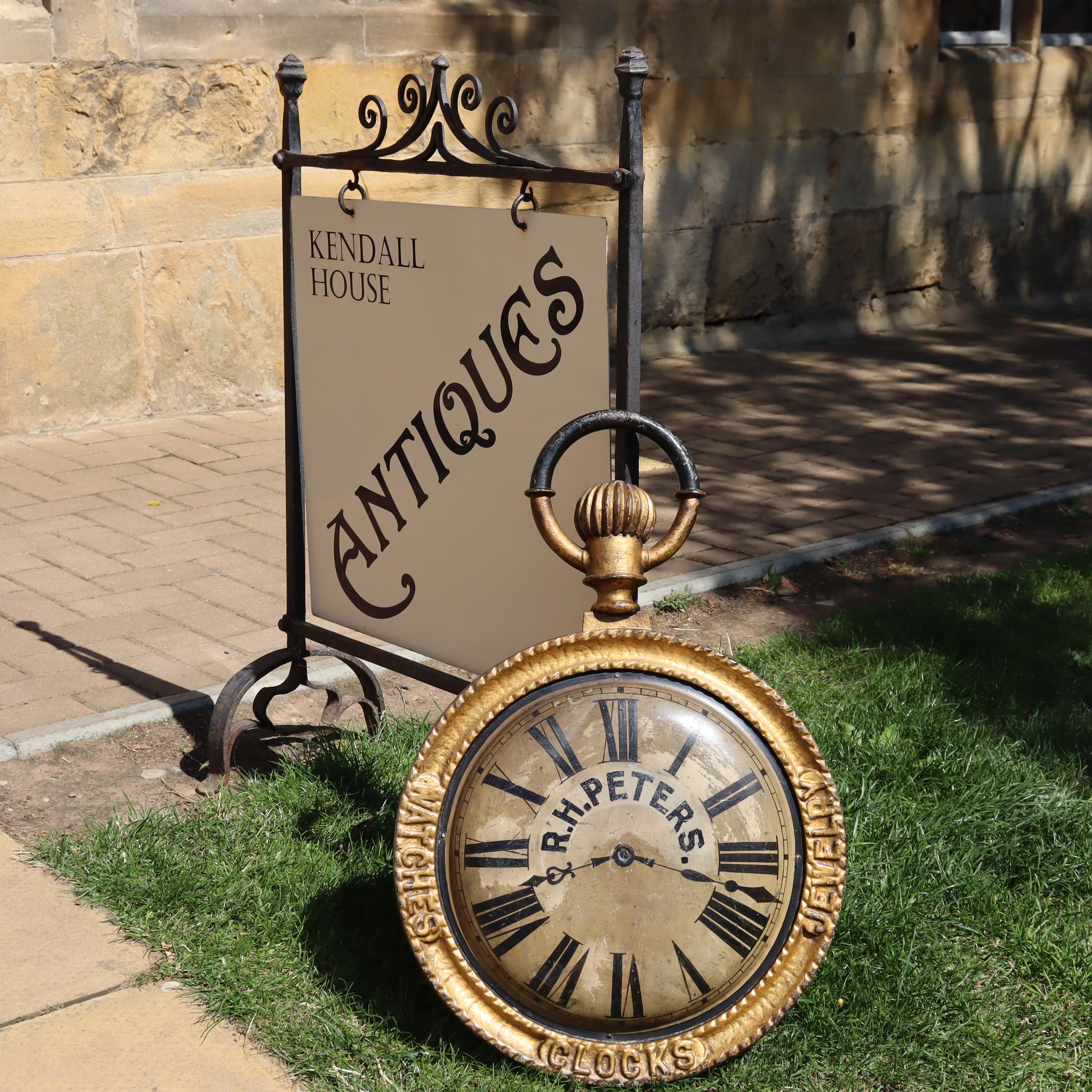 A late 19th Century hanging trade sign, modeled as a Pocket watch. siglo XIX en venta