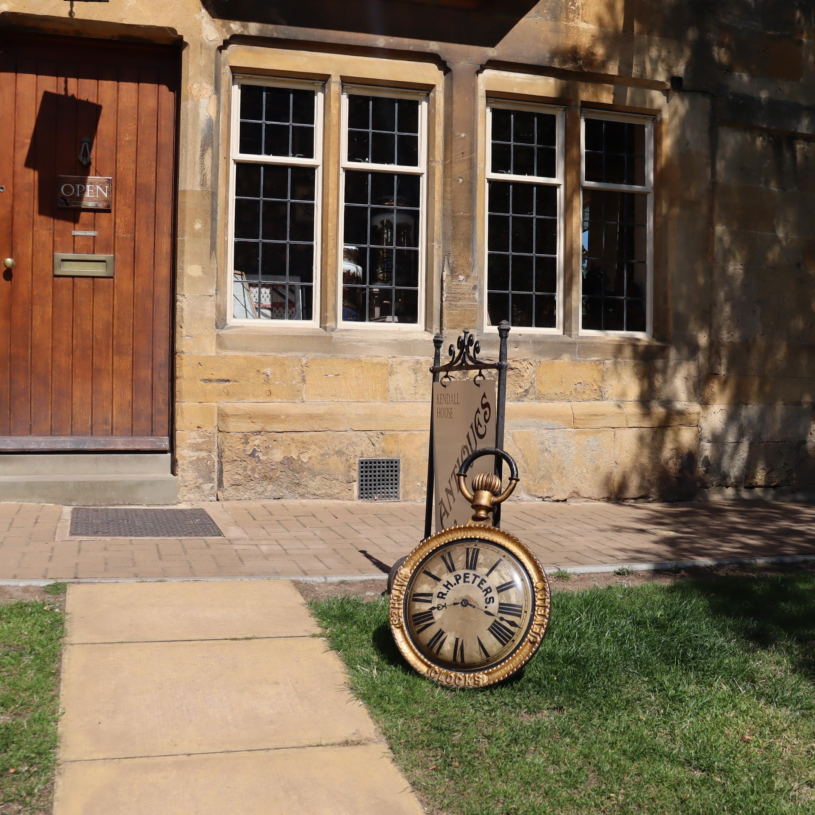 A late 19th Century hanging trade sign, modeled as a Pocket watch. Metal en venta