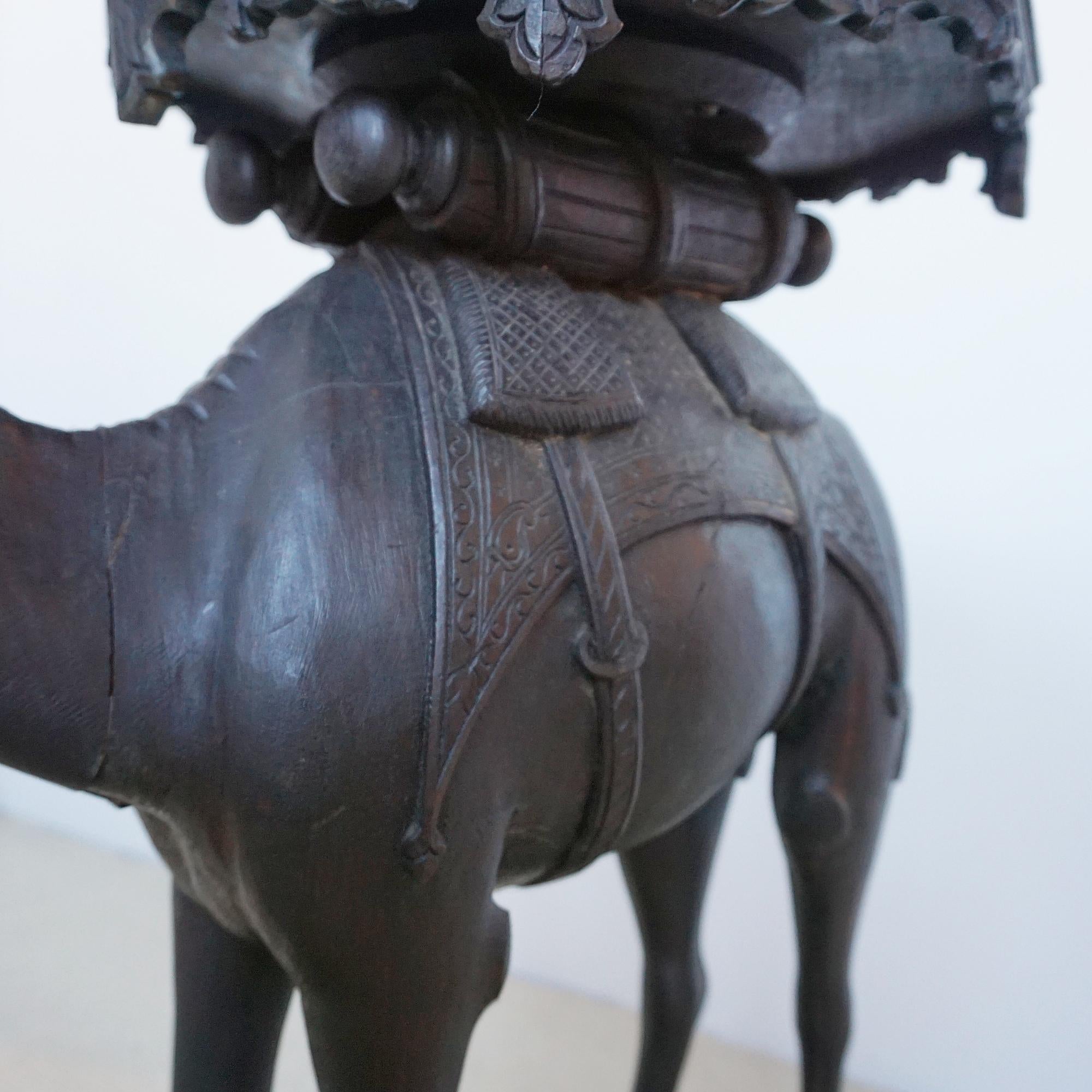 Legno massiccio Tavolo da cammello intagliato in legno duro indiano della fine del XIX secolo in vendita