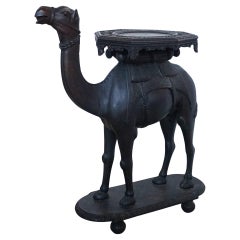 Mesa de camello tallada en madera dura india de finales del siglo XIX