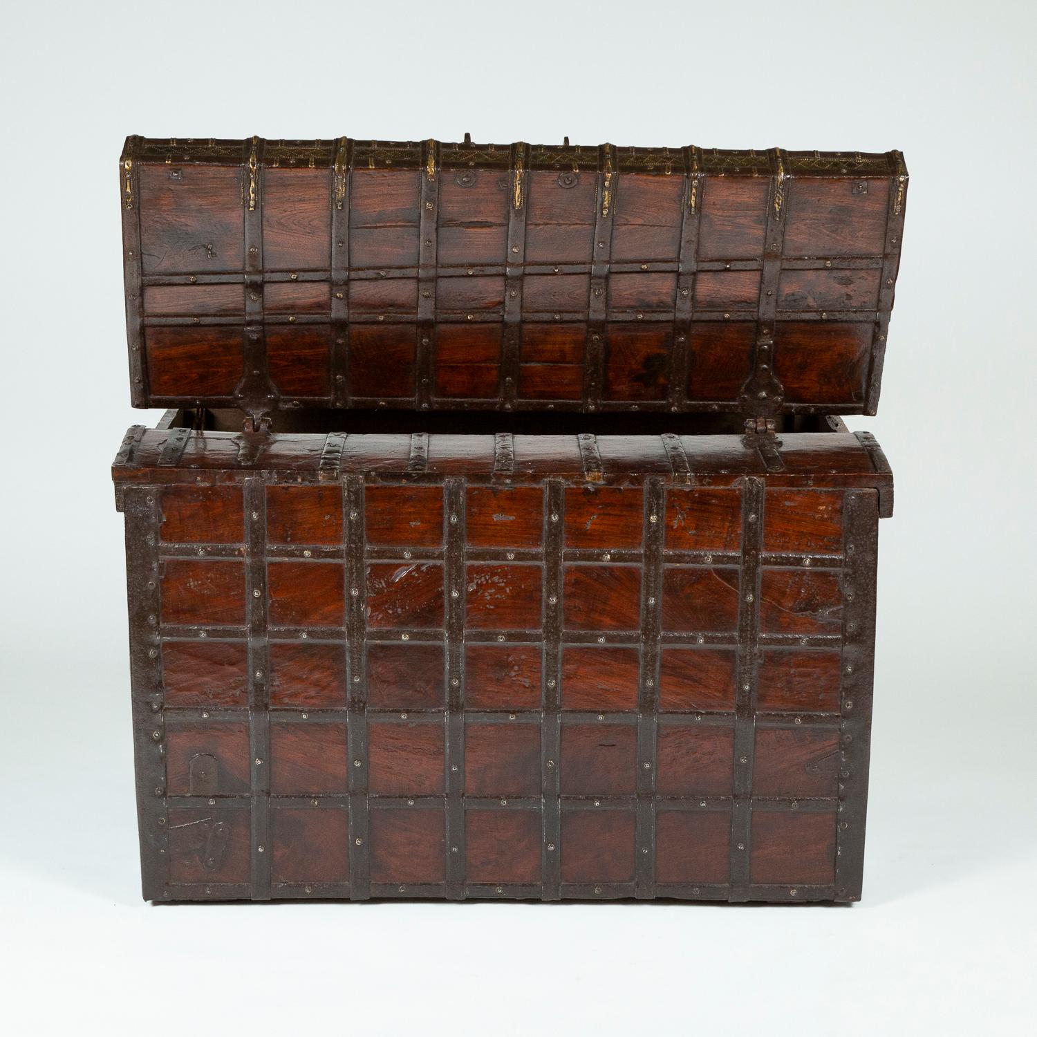 Coffre Haveli en teck collé de fer de la fin du 19ème siècle Bon état - En vente à London, GB
