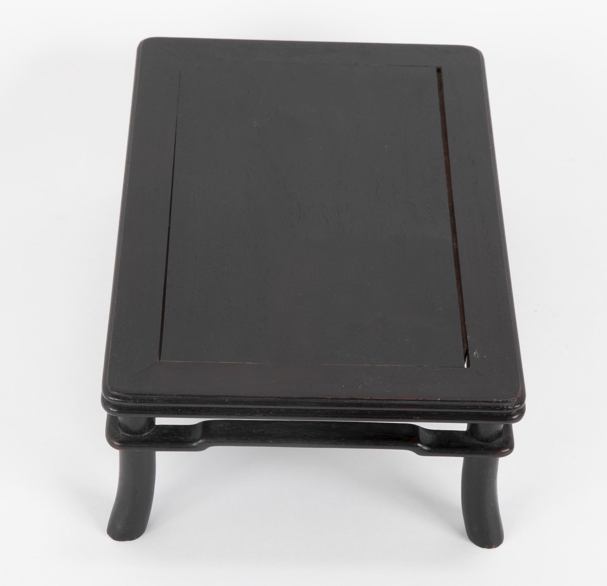 Fin du XIXe siècle Support japonais en bois de zitano sculpté de la fin du XIXe siècle en forme de table en vente