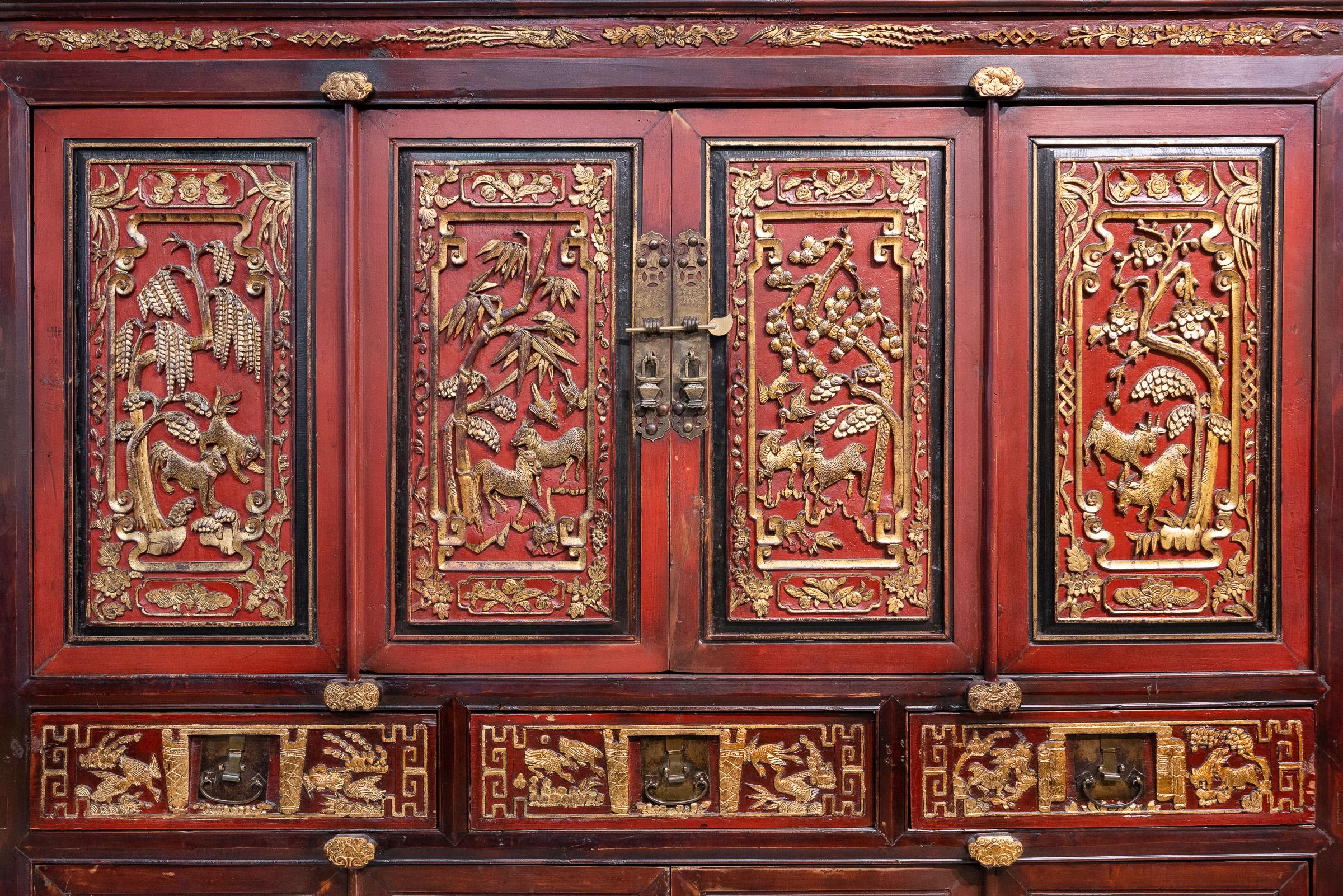 Großer geschnitzter Schrank aus Dong Yang, Zhejiang, China, spätes 19. Jahrhundert (Chinesisch) im Angebot