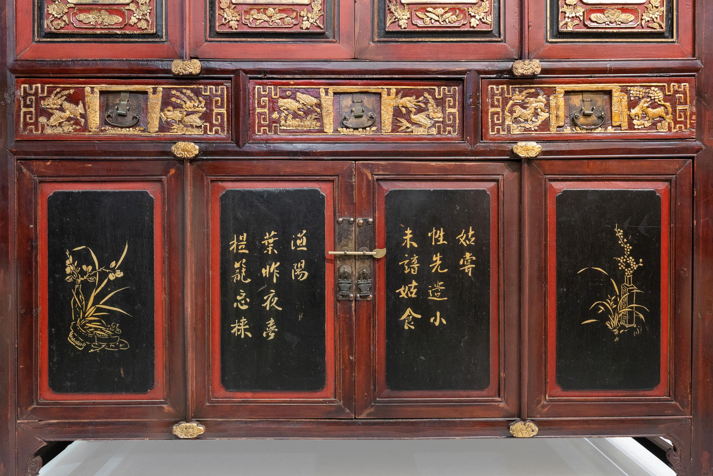 Großer geschnitzter Schrank aus Dong Yang, Zhejiang, China, spätes 19. Jahrhundert (Handgeschnitzt) im Angebot