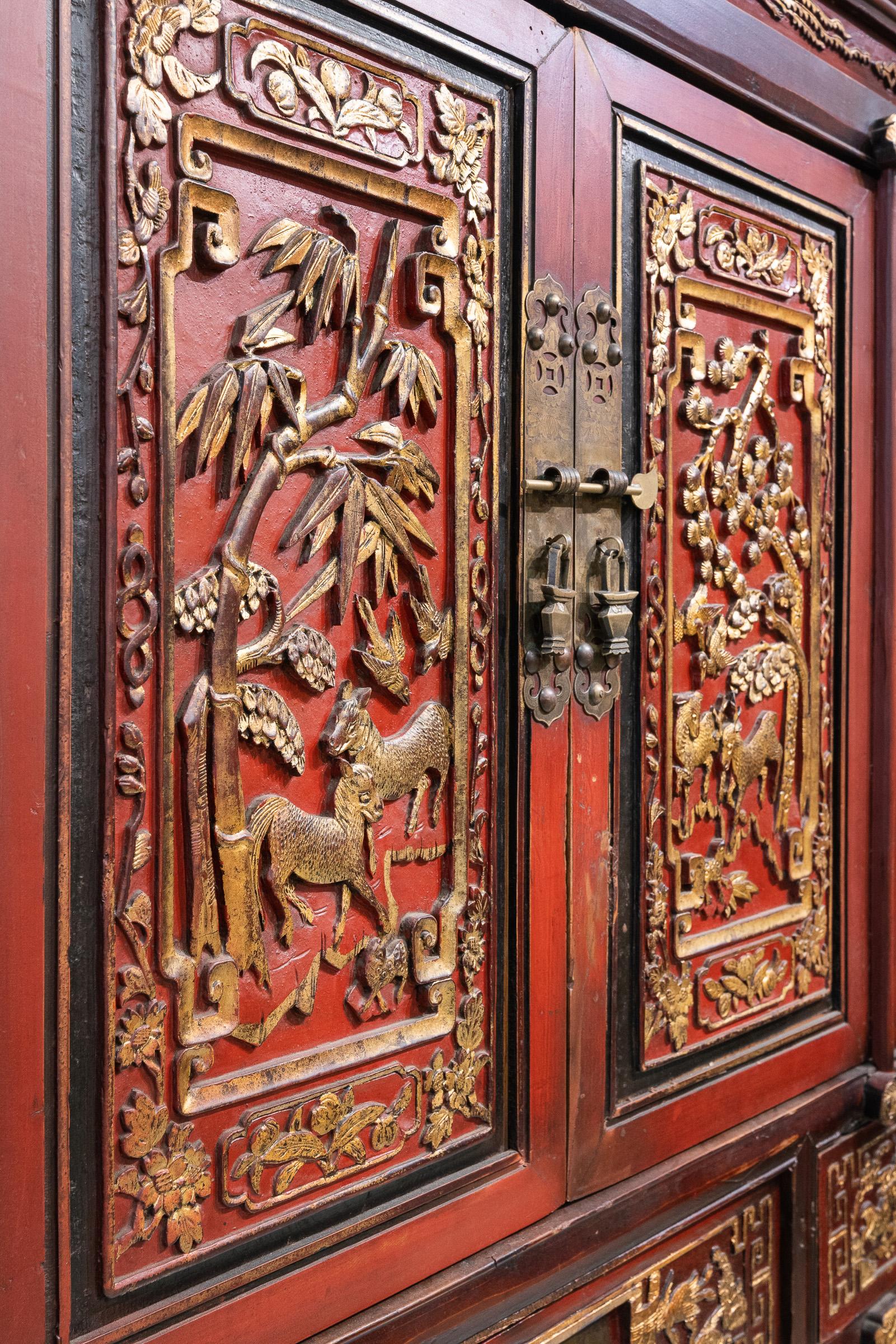 Großer geschnitzter Schrank aus Dong Yang, Zhejiang, China, spätes 19. Jahrhundert im Zustand „Gut“ im Angebot in Singapore, SG