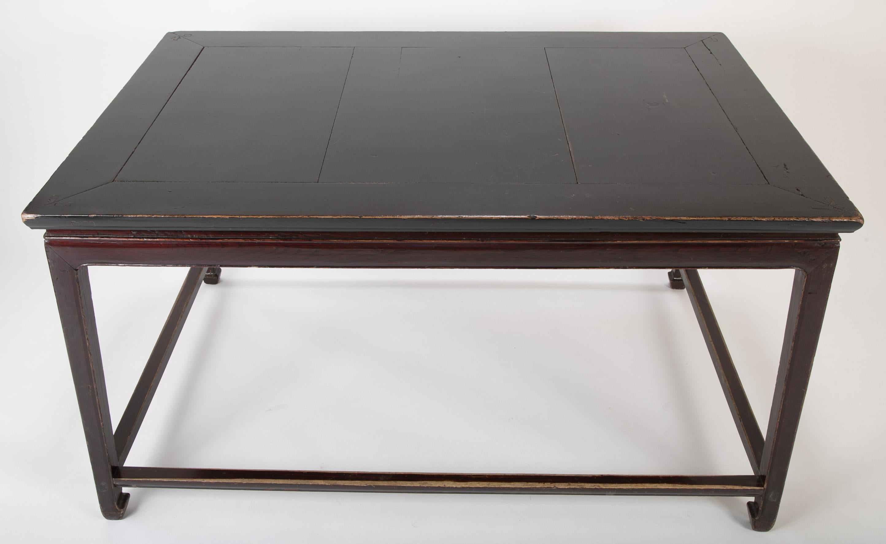 Early 20th Century Large Chinese Black Lacquered Center Table In Good Condition In Stamford, CT