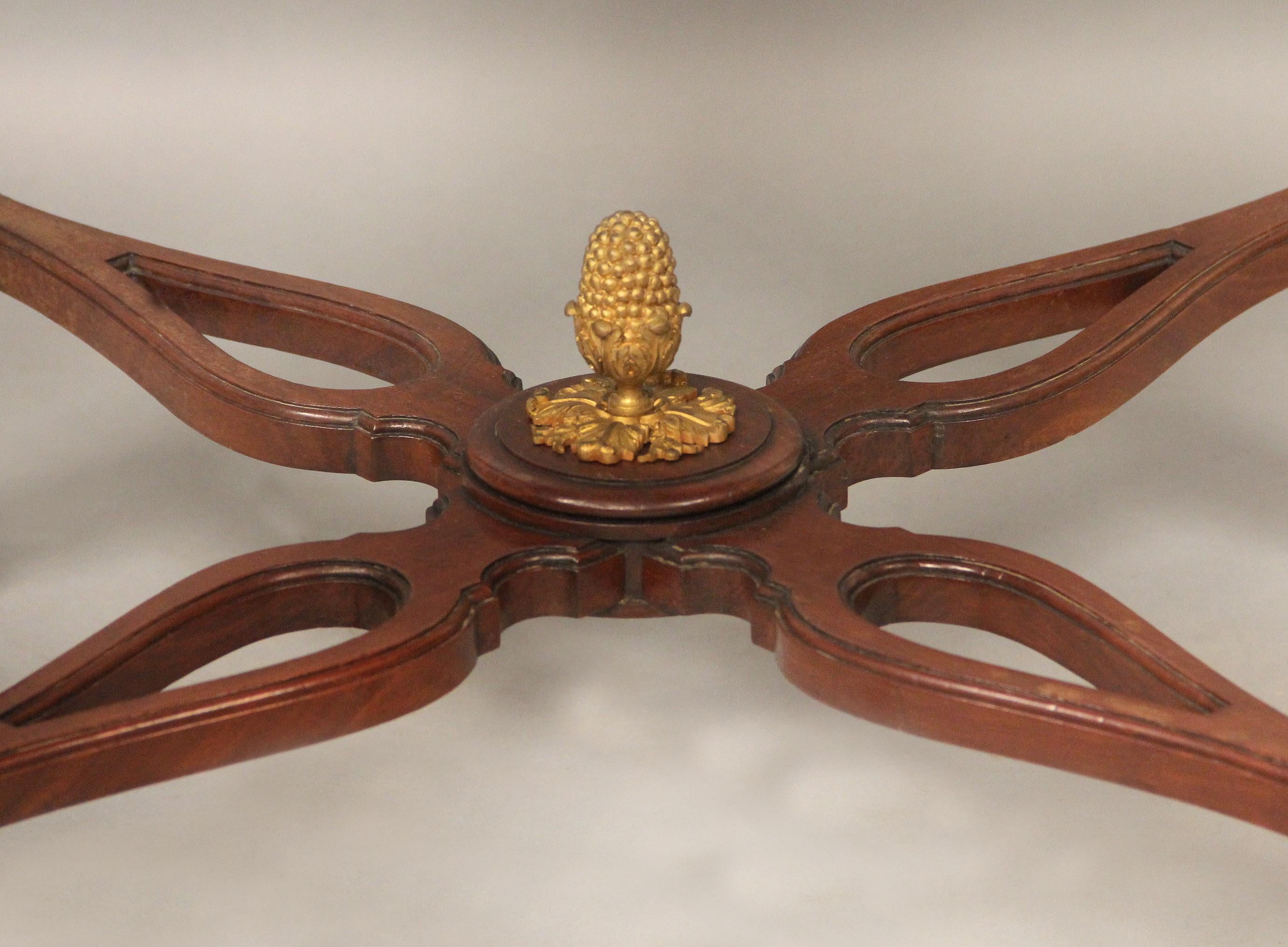 Français Table à pâtisserie à deux niveaux de style Louis XVI de la fin du XIXe siècle, montée sur bronze doré en vente