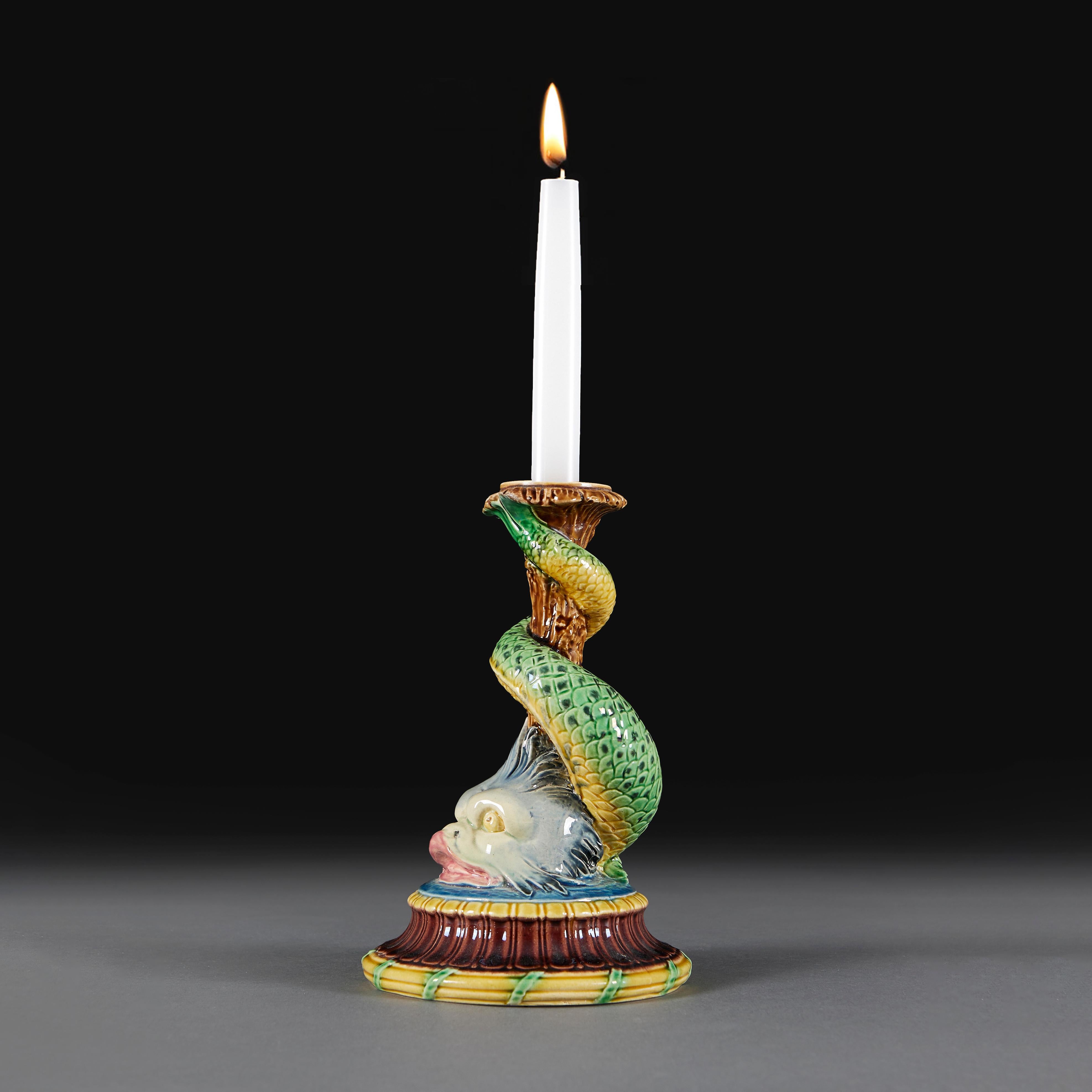 Inglese Candeliere a delfino in ceramica di Minton della fine del XIX secolo in vendita