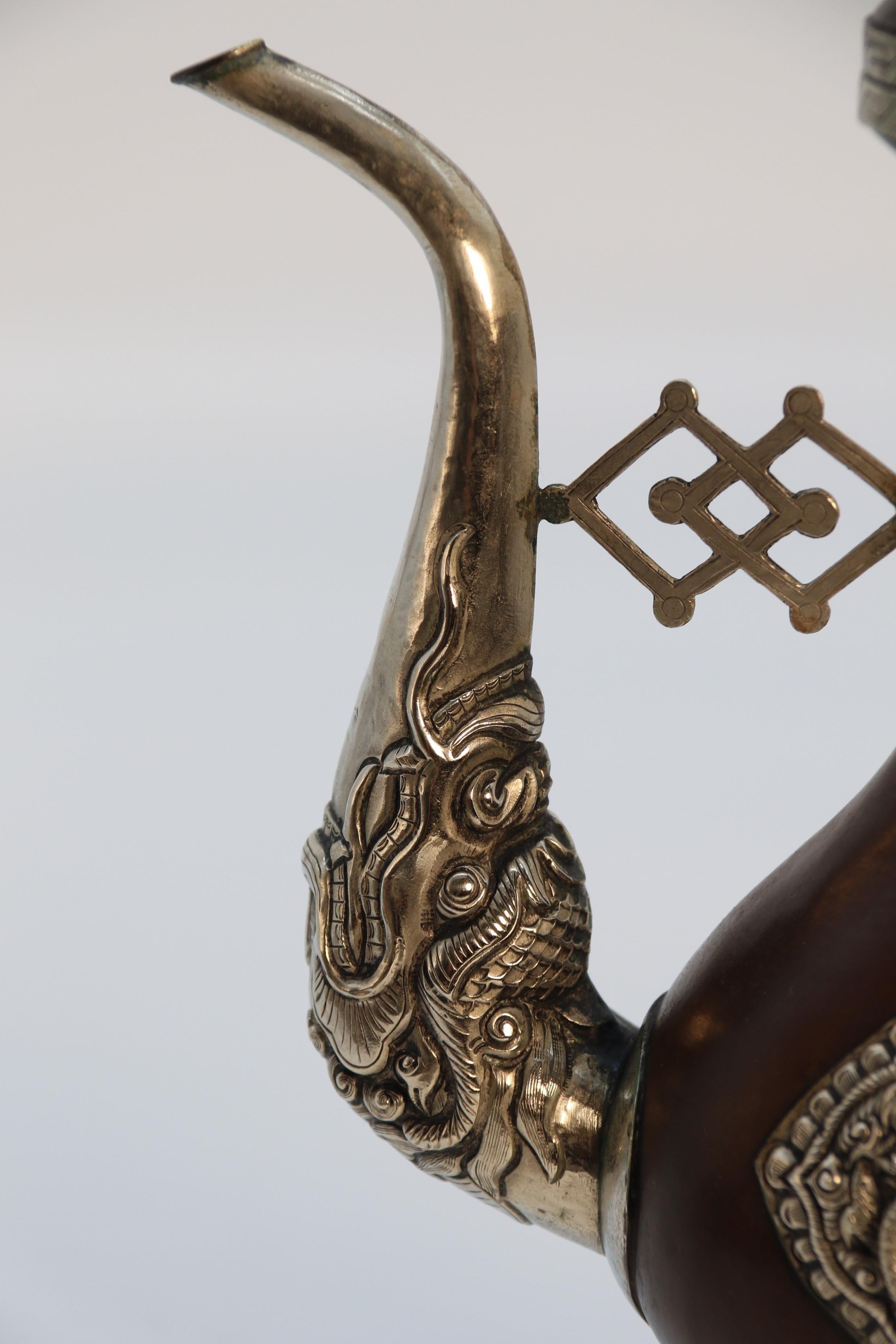 Eine nordindische/tibetische rituelle Kanne aus dem späten 19. Jahrhundert, um 1890 im Angebot 7