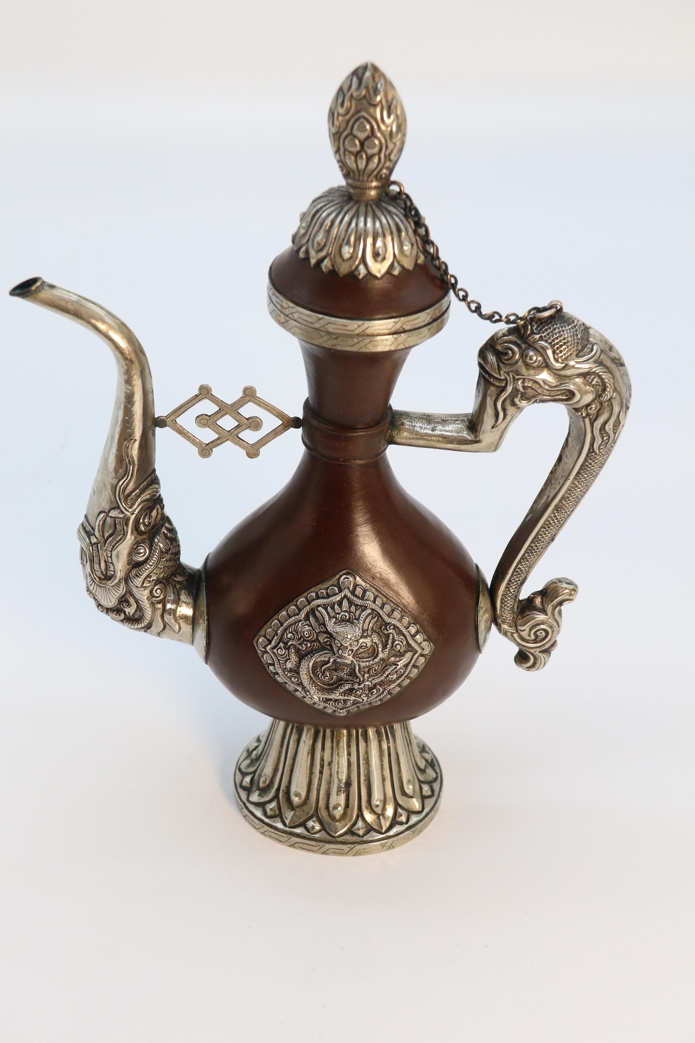 Eine nordindische/tibetische rituelle Kanne aus dem späten 19. Jahrhundert, um 1890 im Angebot 8