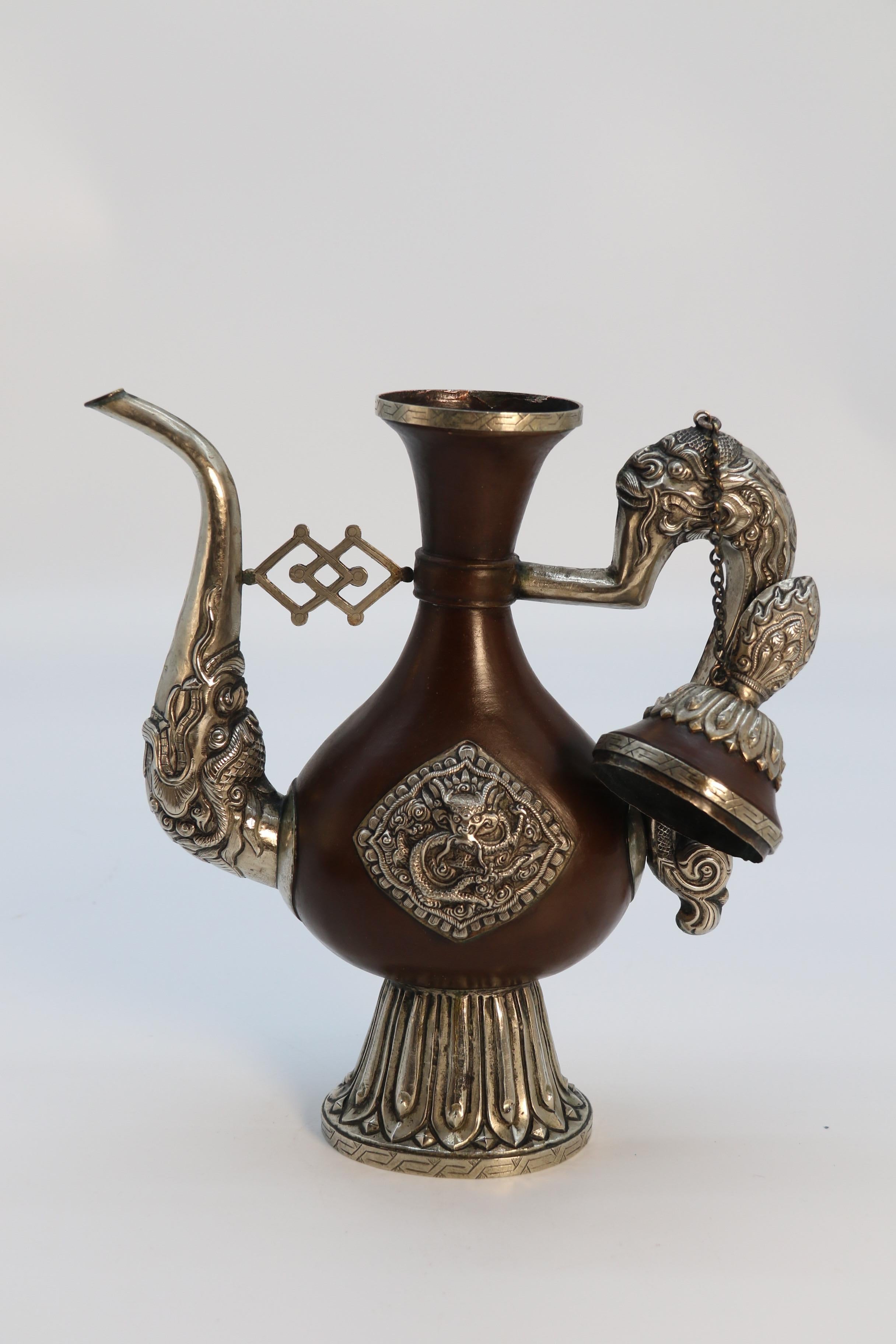 Eine nordindische/tibetische rituelle Kanne aus dem späten 19. Jahrhundert, um 1890 im Angebot 9