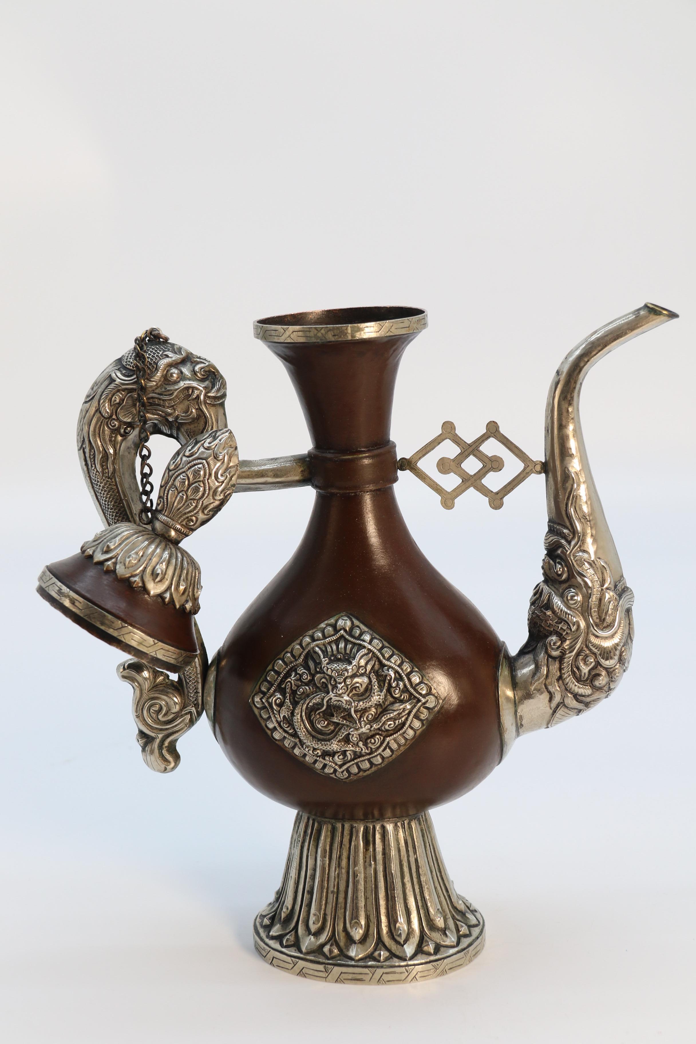Eine nordindische/tibetische rituelle Kanne aus dem späten 19. Jahrhundert, um 1890 im Angebot 10