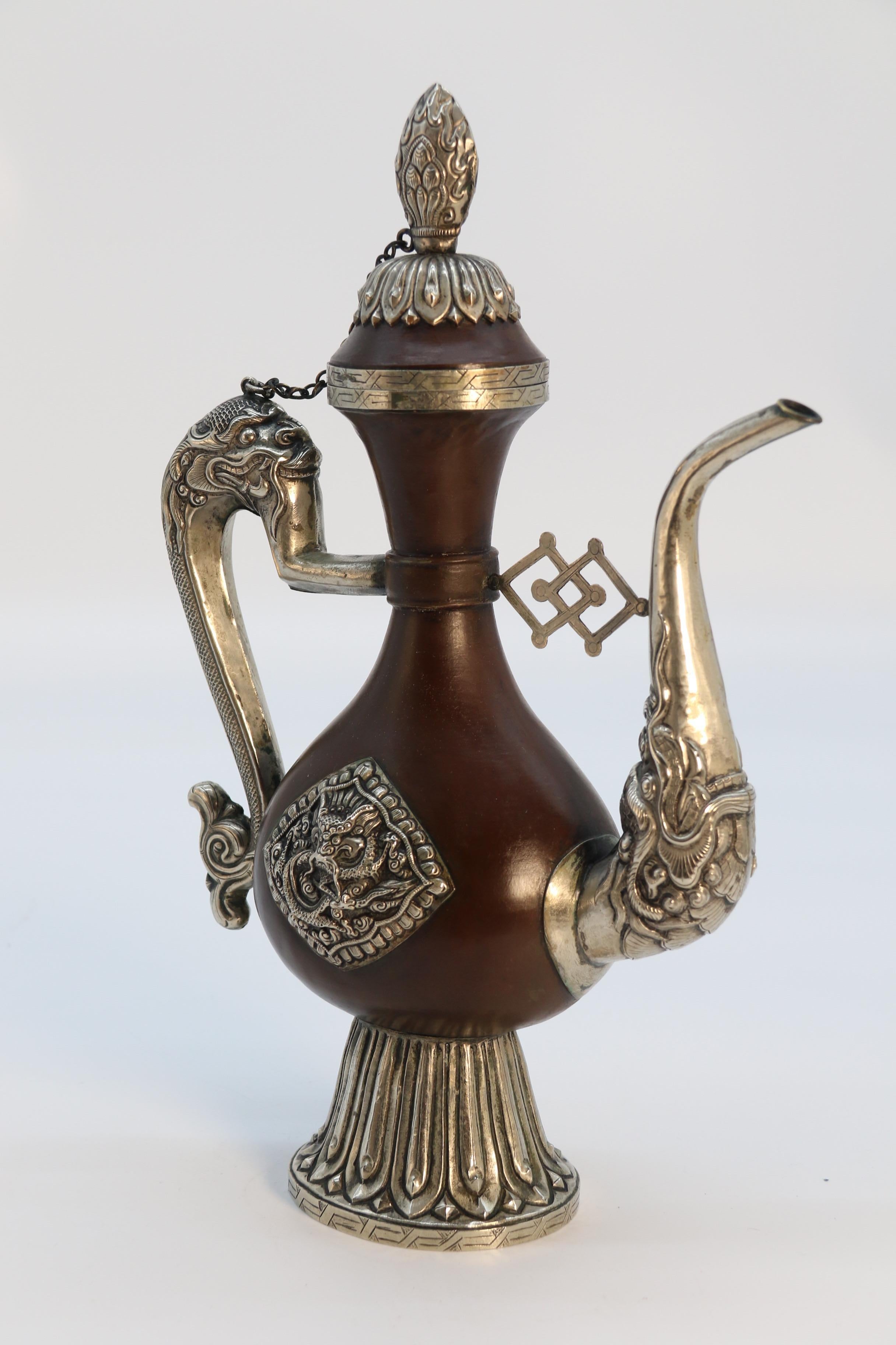 Eine nordindische/tibetische rituelle Kanne aus dem späten 19. Jahrhundert, um 1890 im Angebot 12
