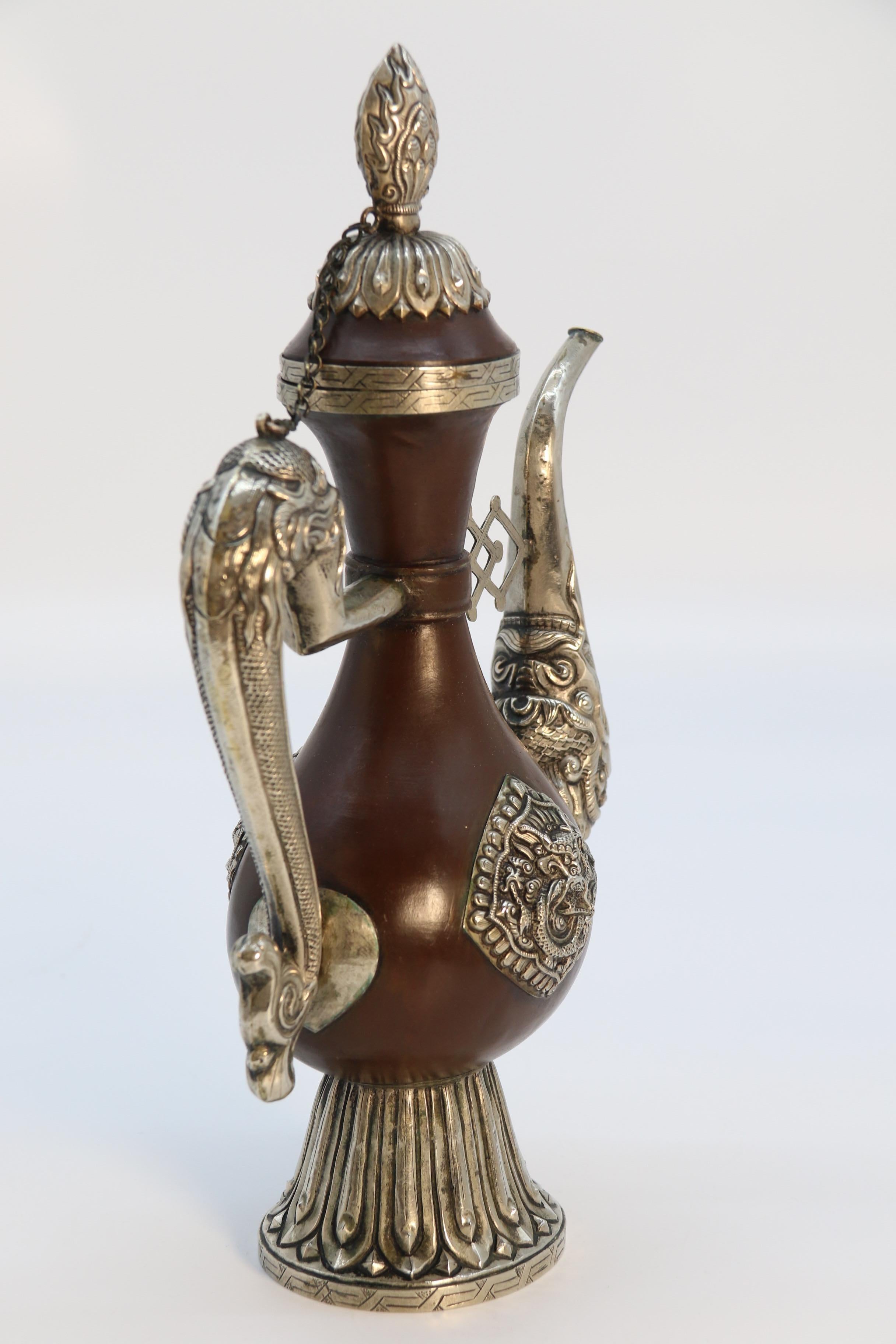 Eine nordindische/tibetische rituelle Kanne aus dem späten 19. Jahrhundert, um 1890 (Tibetisch) im Angebot