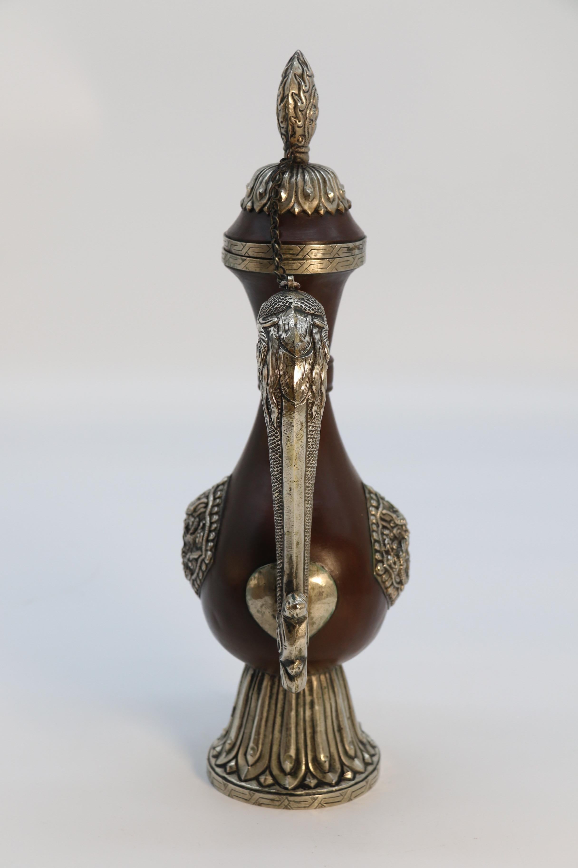 Eine nordindische/tibetische rituelle Kanne aus dem späten 19. Jahrhundert, um 1890 (Tibetisch) im Angebot