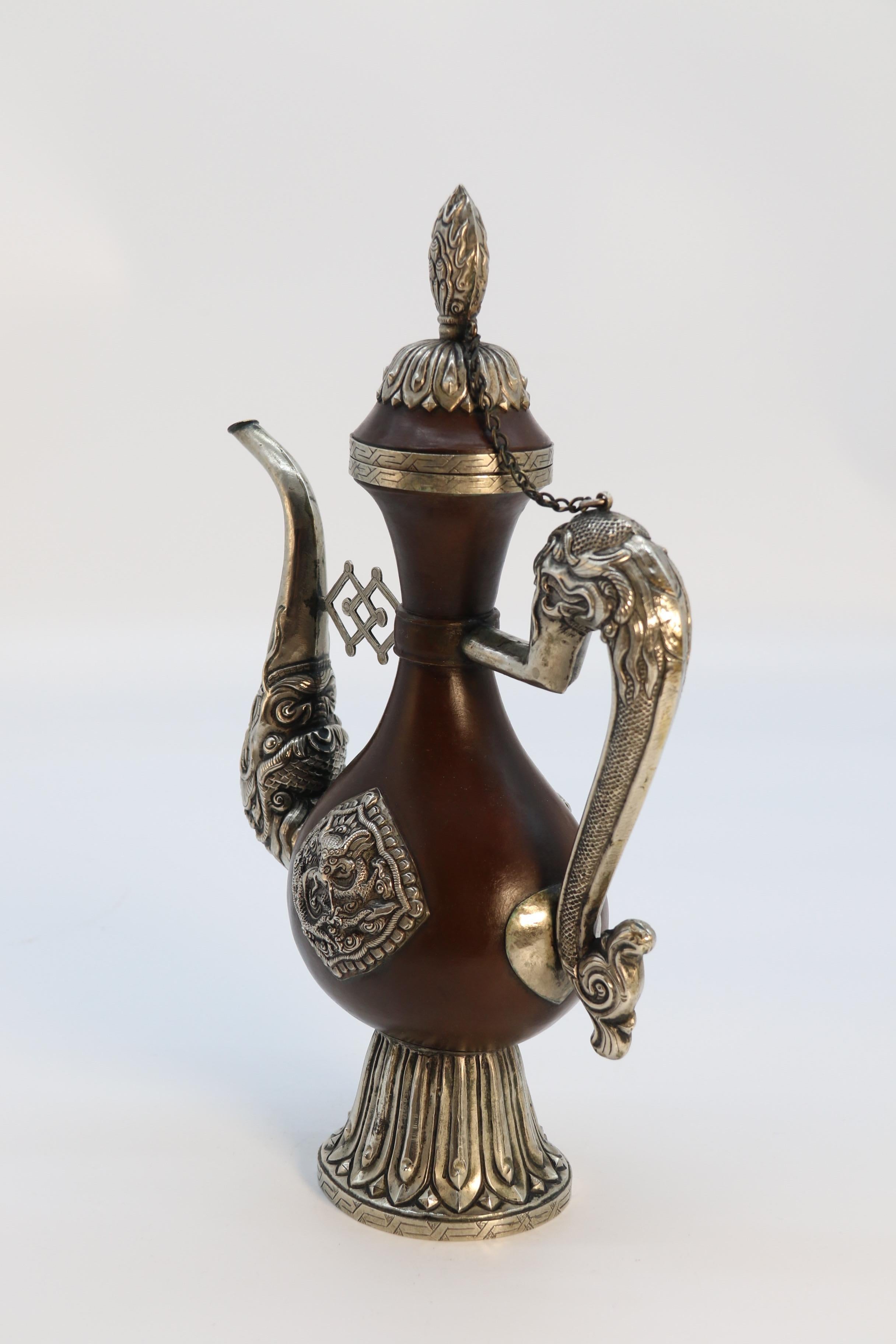 Eine nordindische/tibetische rituelle Kanne aus dem späten 19. Jahrhundert, um 1890 (Handgefertigt) im Angebot
