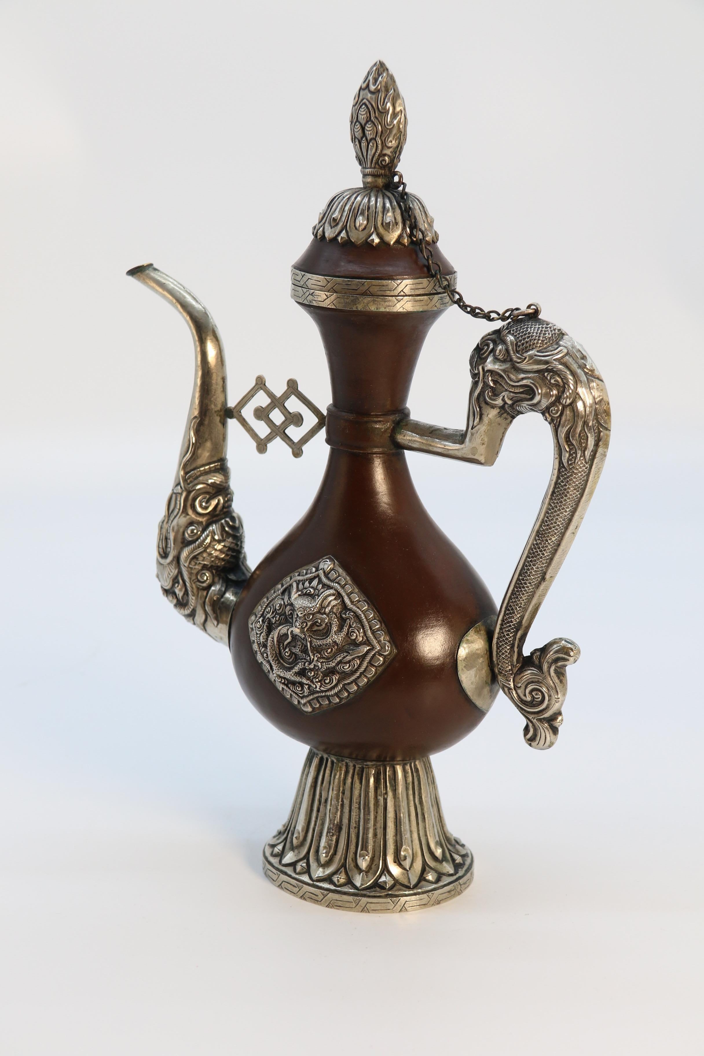 Eine nordindische/tibetische rituelle Kanne aus dem späten 19. Jahrhundert, um 1890 im Zustand „Gut“ im Angebot in Central England, GB