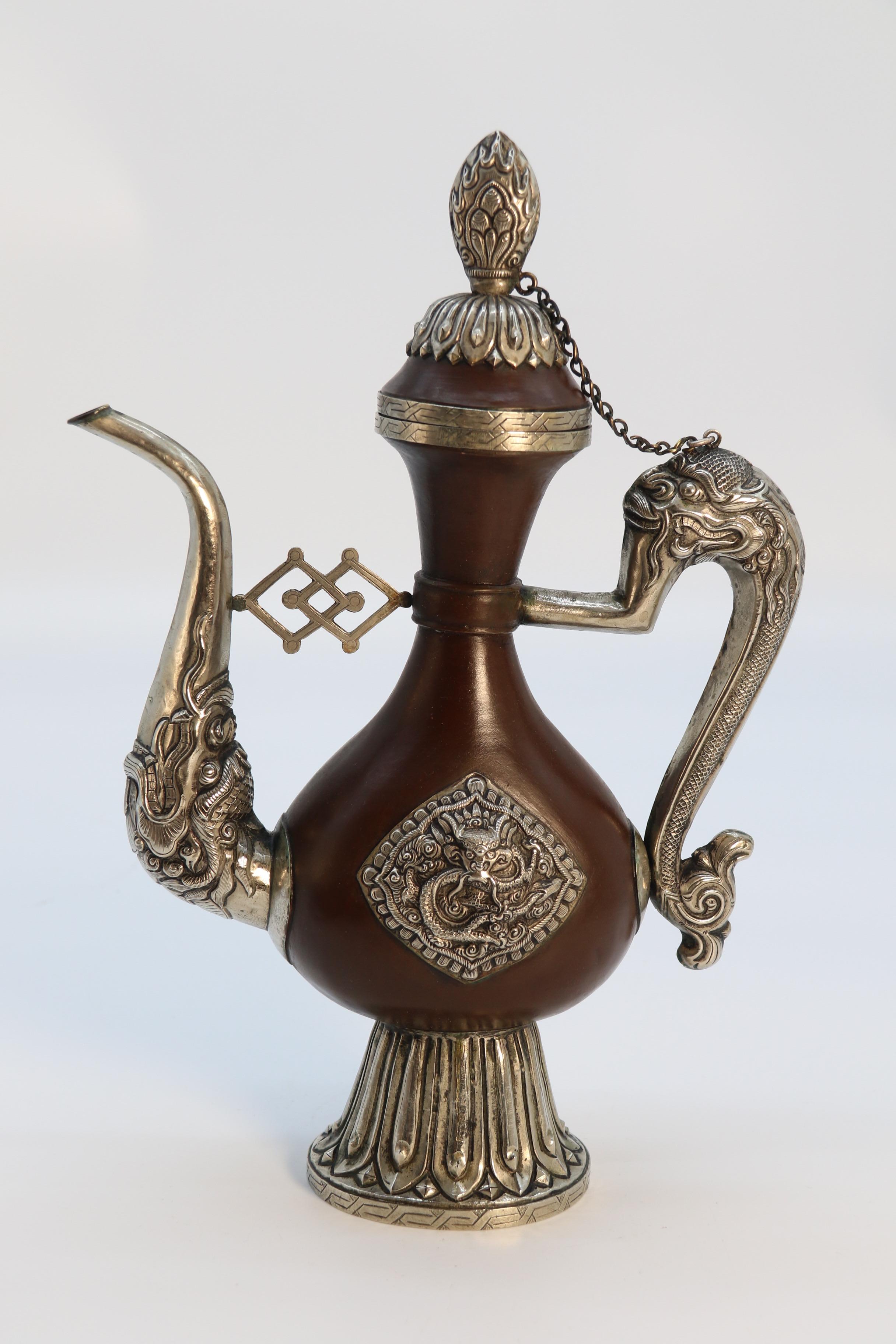 Eine nordindische/tibetische rituelle Kanne aus dem späten 19. Jahrhundert, um 1890 (Metall) im Angebot
