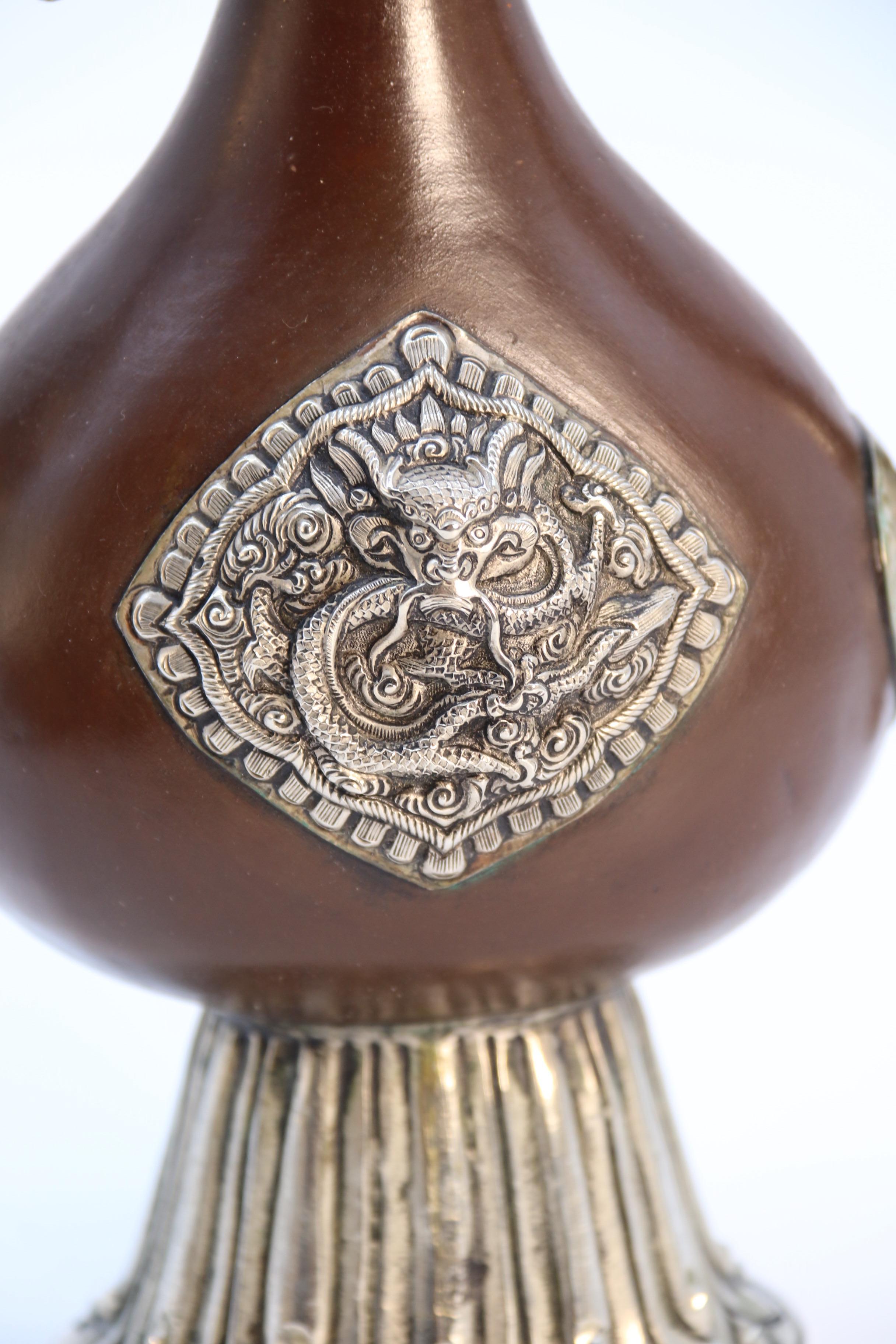 Eine nordindische/tibetische rituelle Kanne aus dem späten 19. Jahrhundert, um 1890 im Angebot 1
