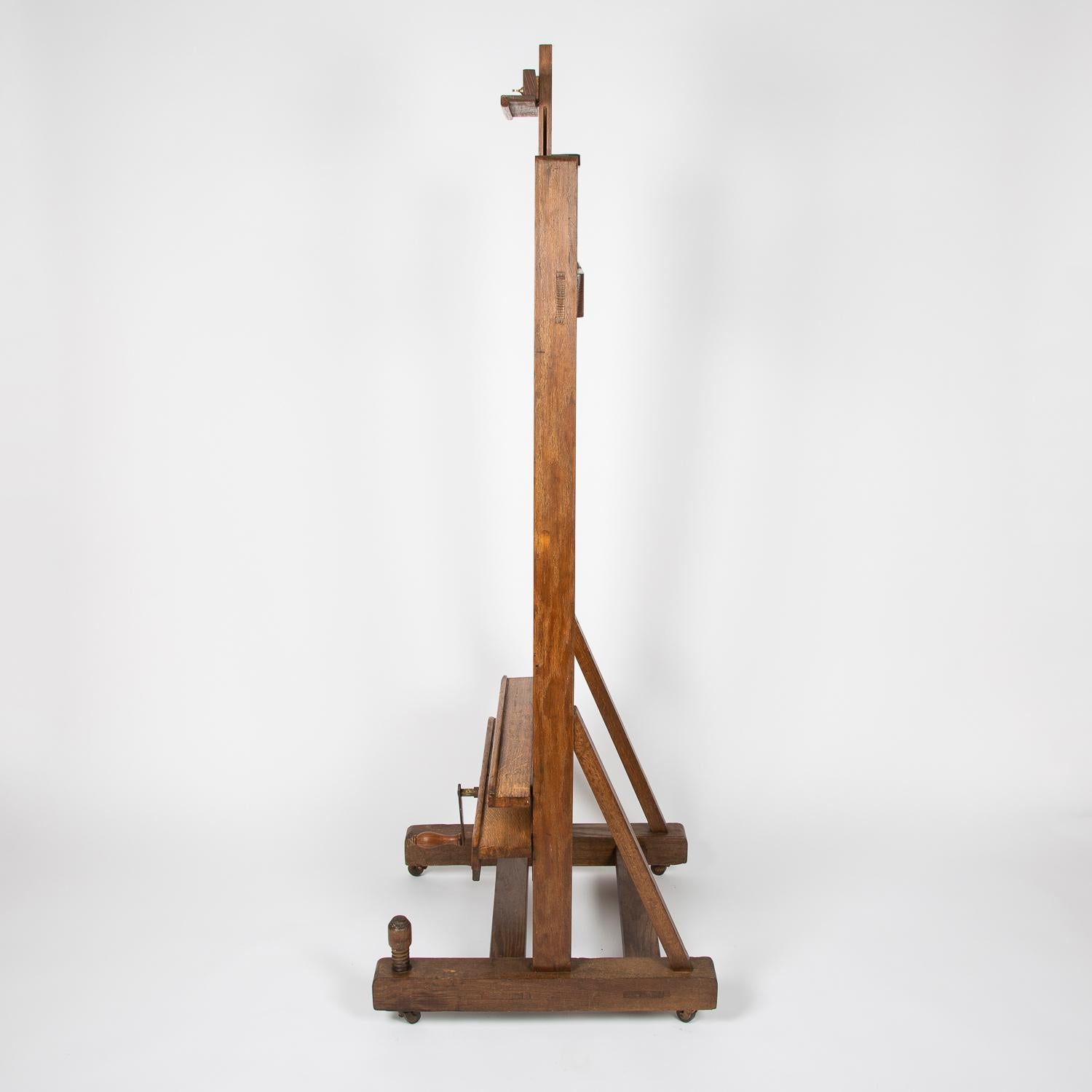Late 19th Century Oak Hand Cranked Easel In Good Condition In London, GB