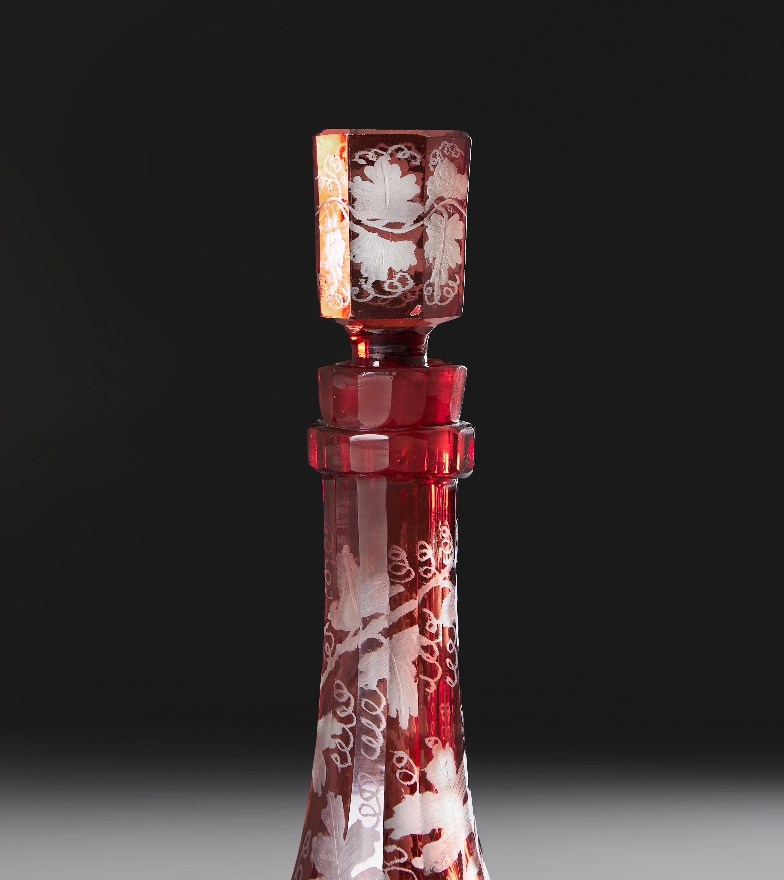 Anglais Carafe en verre rouge taillé de la fin du XIXe siècle avec bouchon d'origine en vente