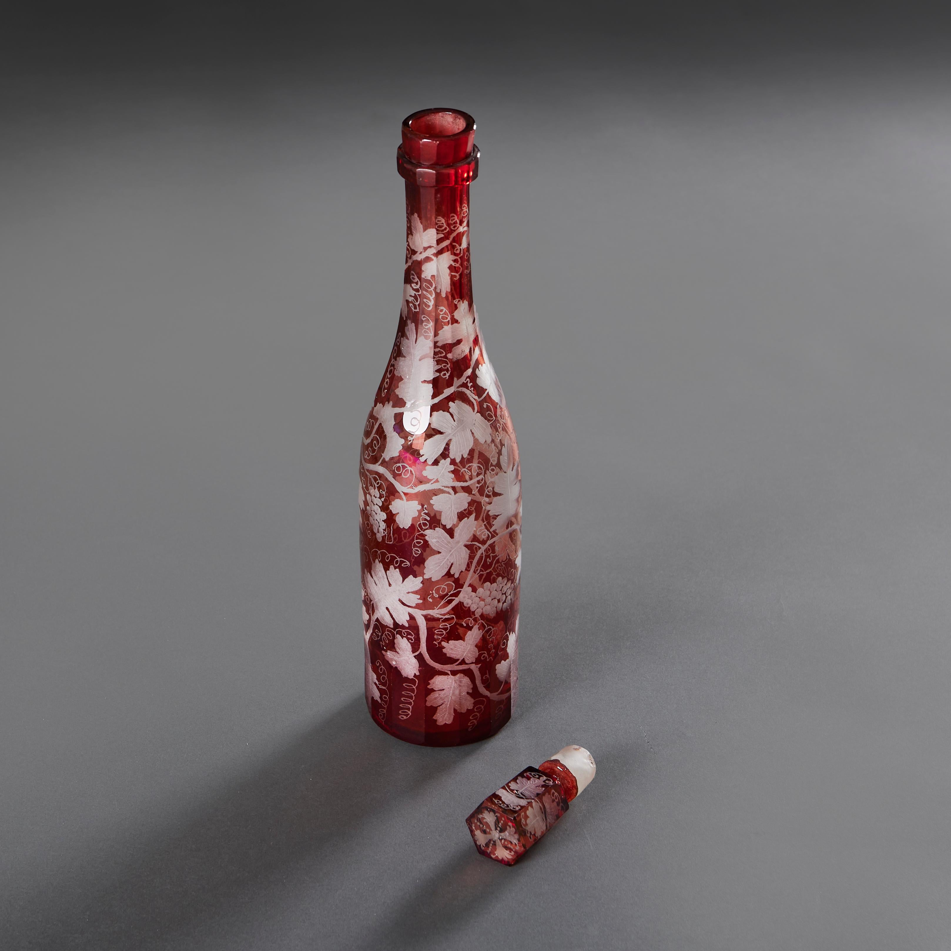 Verre Carafe en verre rouge taillé de la fin du XIXe siècle avec bouchon d'origine en vente