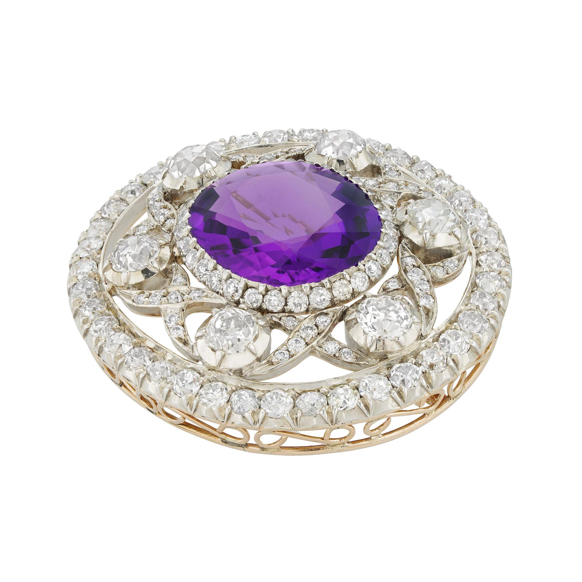 Broche ruso de amatista y diamantes de finales del siglo XIX, con amatista oval facetada de 17,8 x 15,5 mm y un peso estimado de 11 quilates, rodeada de un marco calado en forma de enrejado engastado con diamantes y flanqueada por seis diamantes de