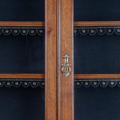 Una librería armario de nogal esmaltado de finales del siglo XIX con el sello Shoelbred Circa 1880