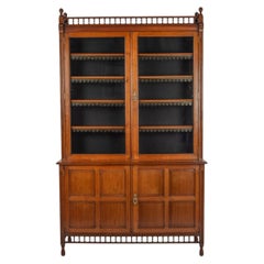 Una librería armario de nogal esmaltado de finales del siglo XIX con el sello Shoelbred Circa 1880