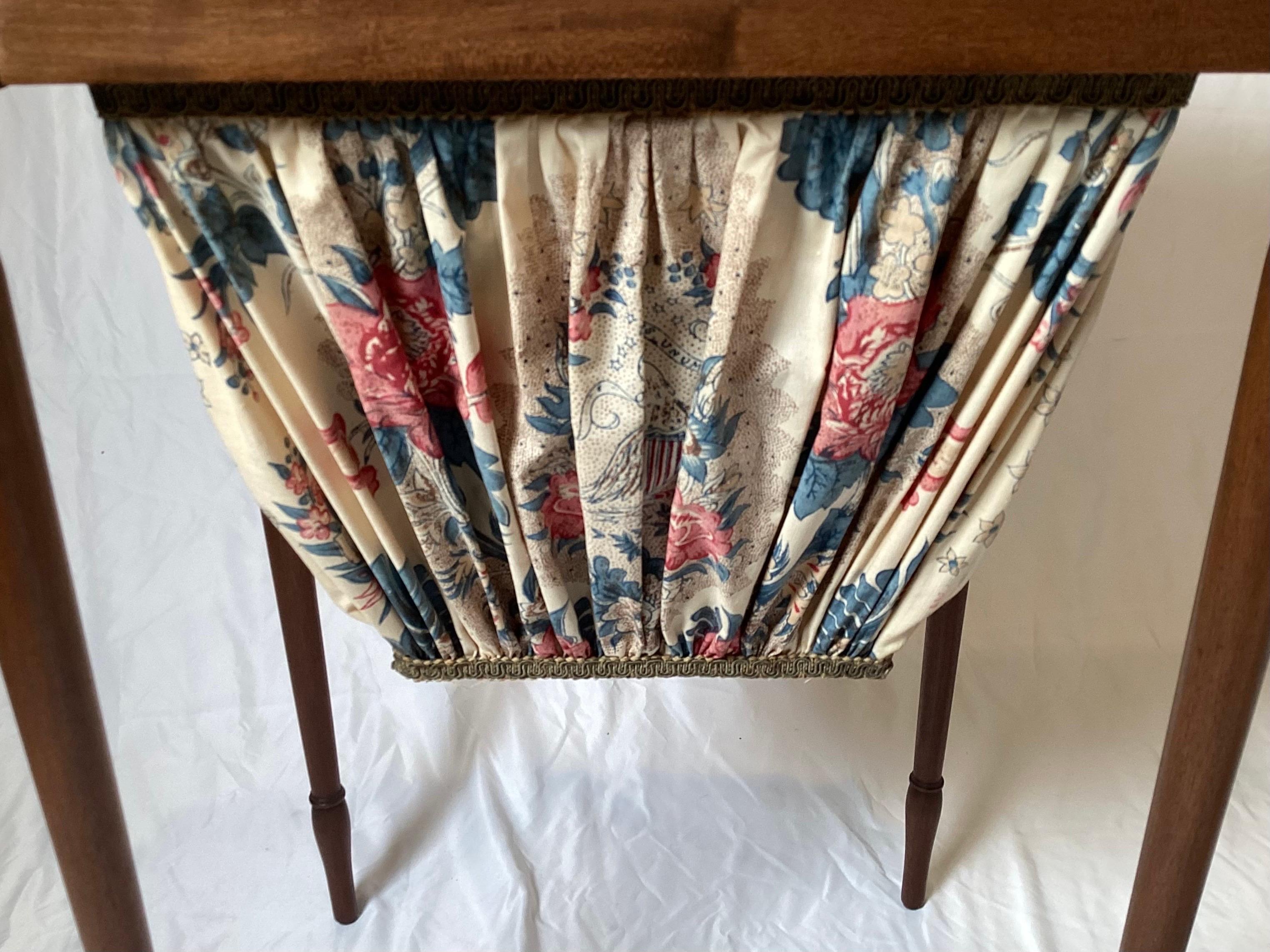 Fédéral Table de couture en noyer marqueté de la fin du 19e siècle en vente