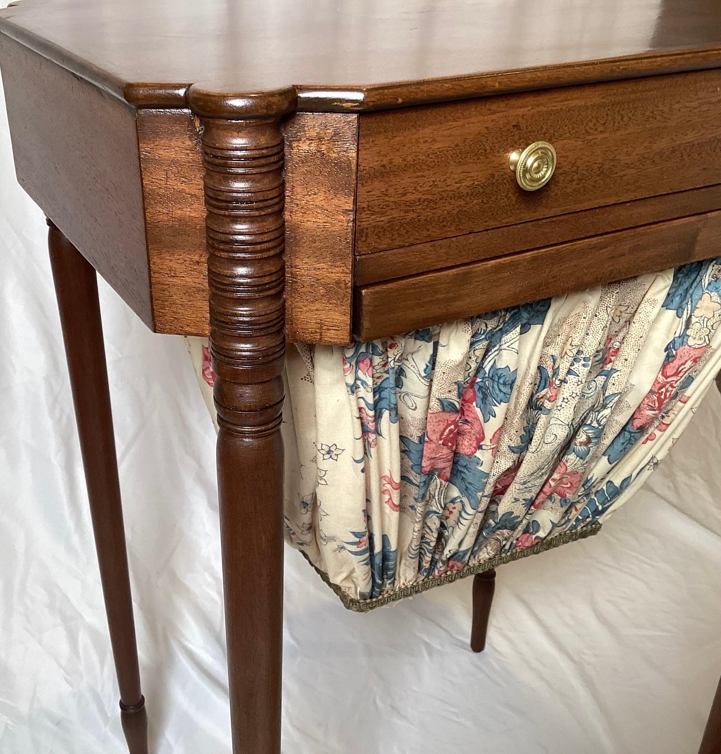 Américain Table de couture en noyer marqueté de la fin du 19e siècle en vente