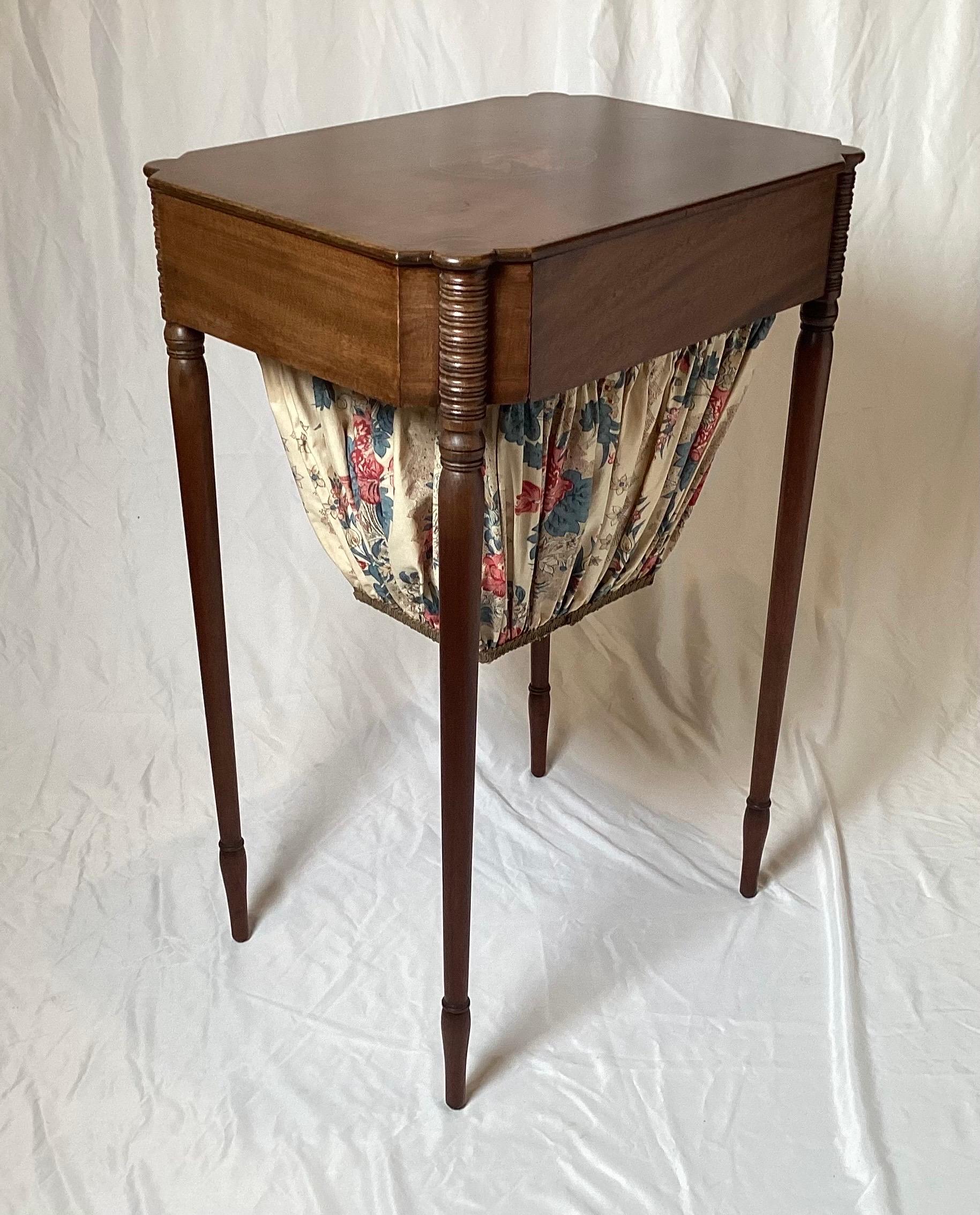 Table de couture en noyer marqueté de la fin du 19e siècle Bon état - En vente à Lambertville, NJ