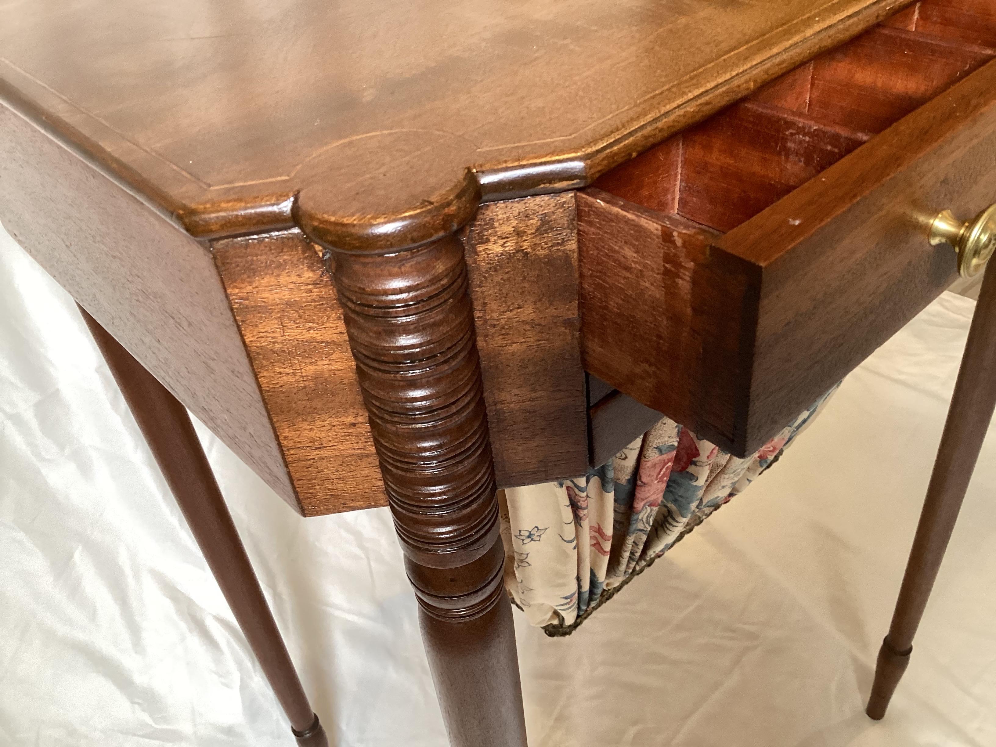 Citronnier Table de couture en noyer marqueté de la fin du 19e siècle en vente