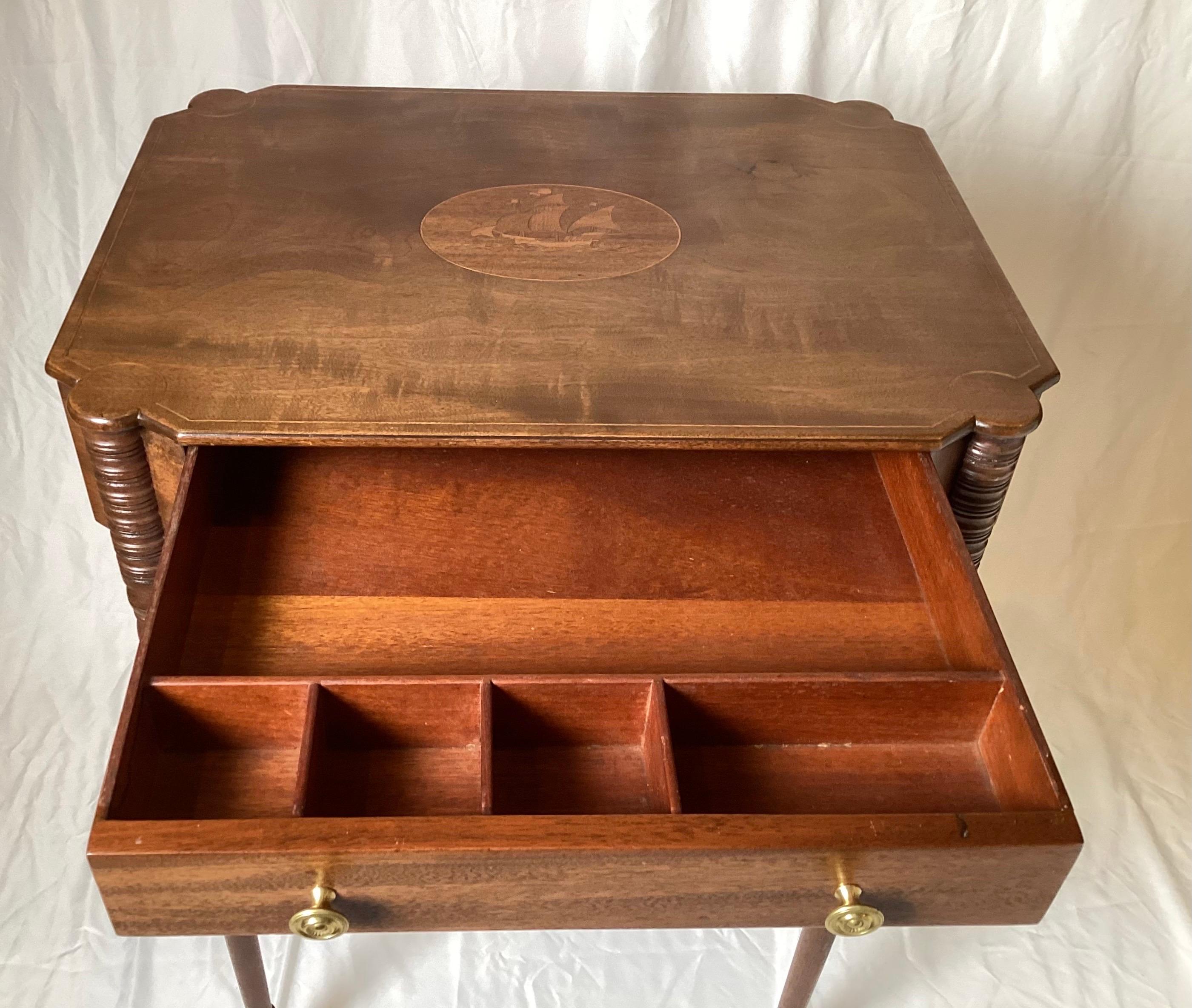 Table de couture en noyer marqueté de la fin du 19e siècle en vente 1