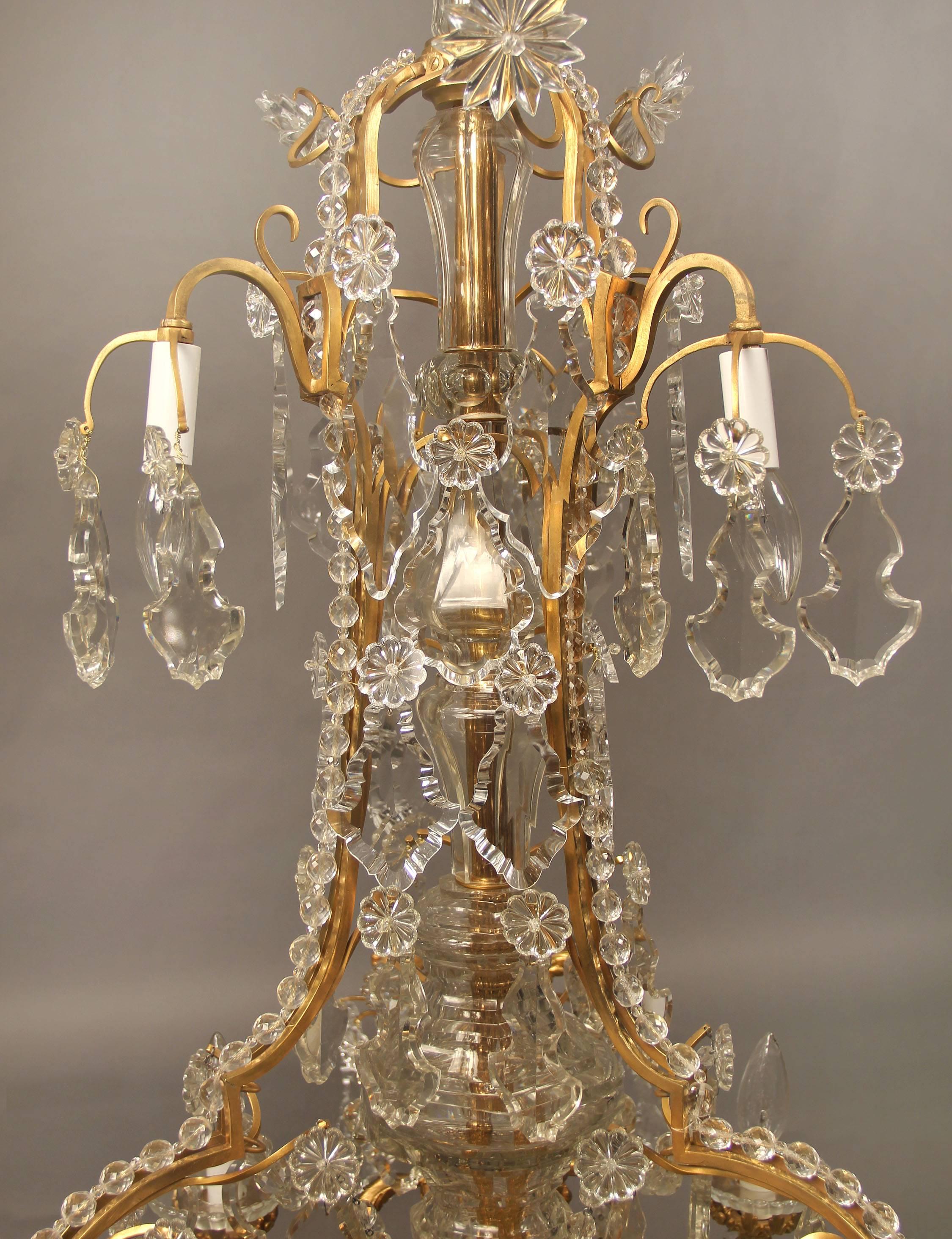 Français Lustre de la fin du XIXe / début du XXe siècle en bronze doré et cristal de Baccarat en vente