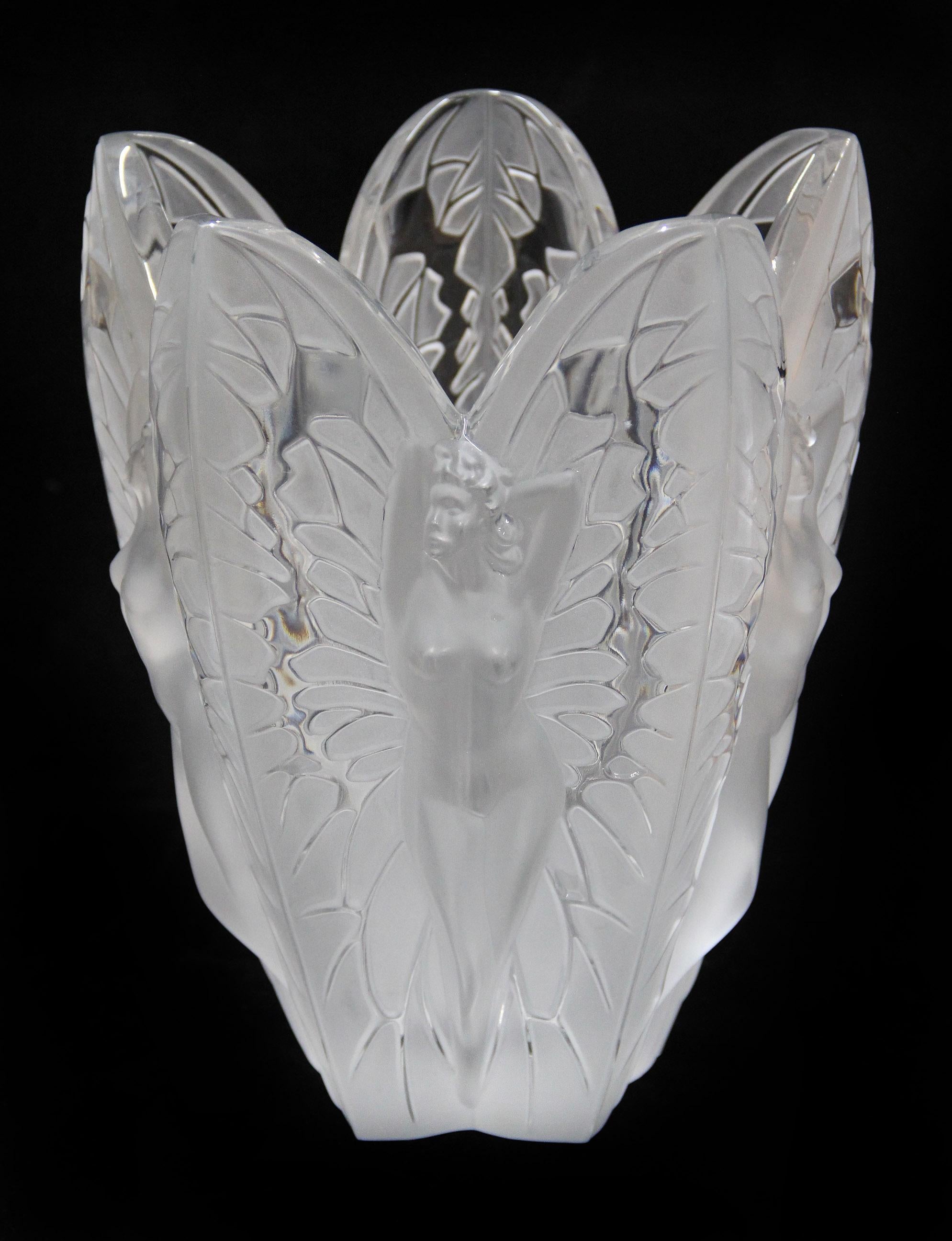 Vase en cristal de chrysalide de Lalique de la fin du 20e siècle

Lalique - Modèle #12546

De belles figures féminines nues au sein de motifs gravés de manière complexe.

Détails :
Hauteur - 11,5 pouces / 29cm
Diamètre - 9 pouces / 23cm