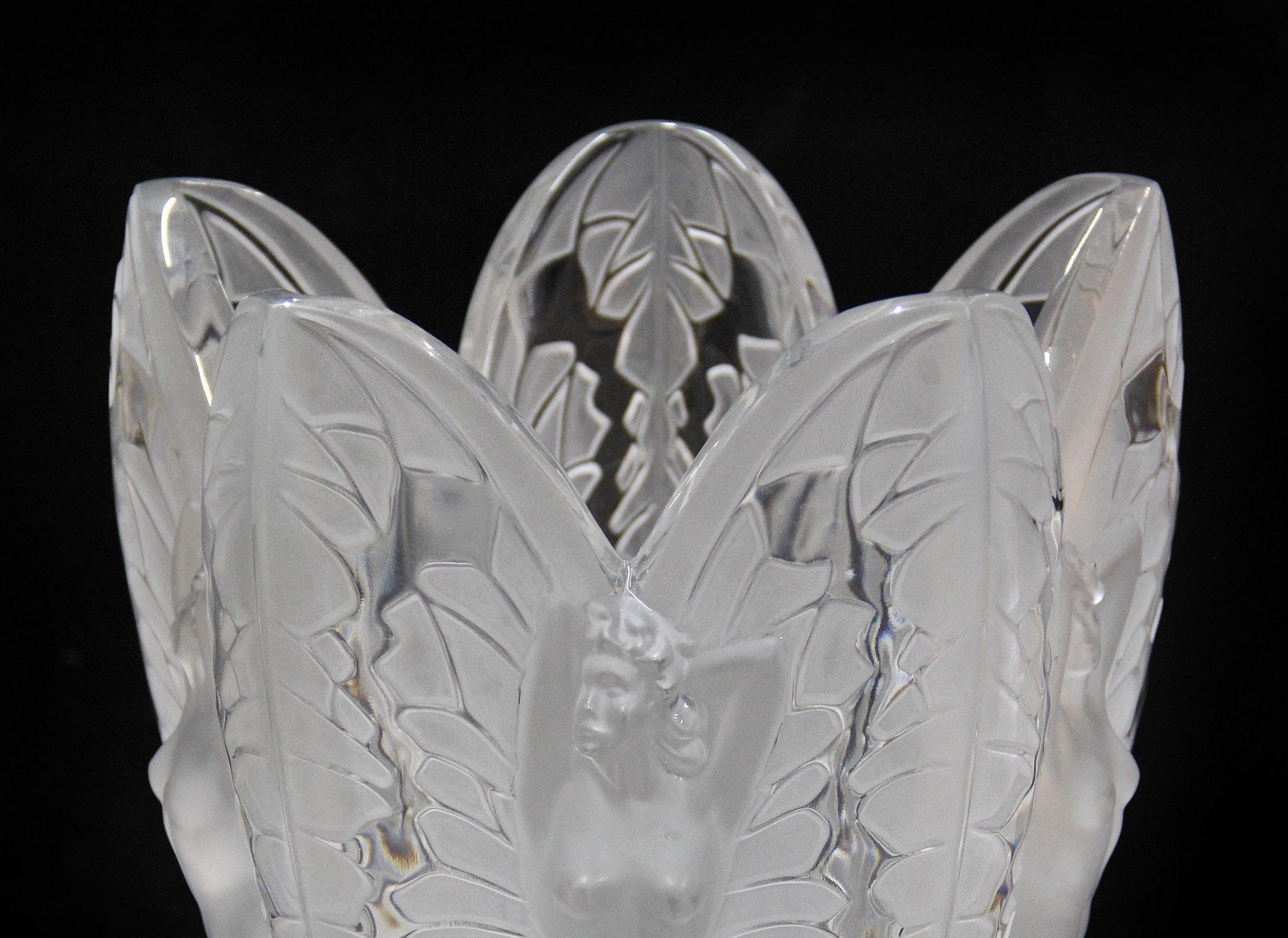 Un jarrón de crisálida de cristal de finales del siglo XX de Lalique en venta 3