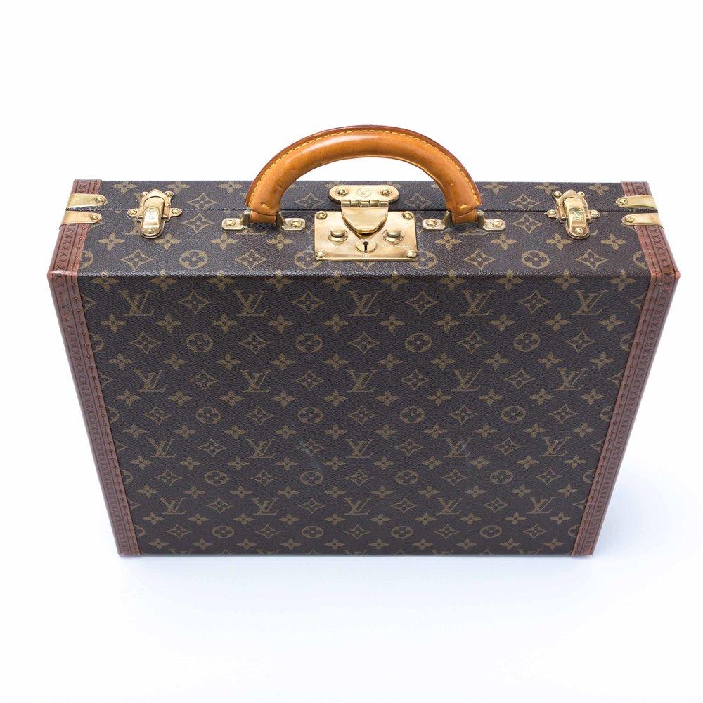 Lovely late 20th century Louis Vuitton President briefcase in monogram canvas, used only a few times.

Size:

Height 12cm
Width 43cm
Depth 35cm.

 