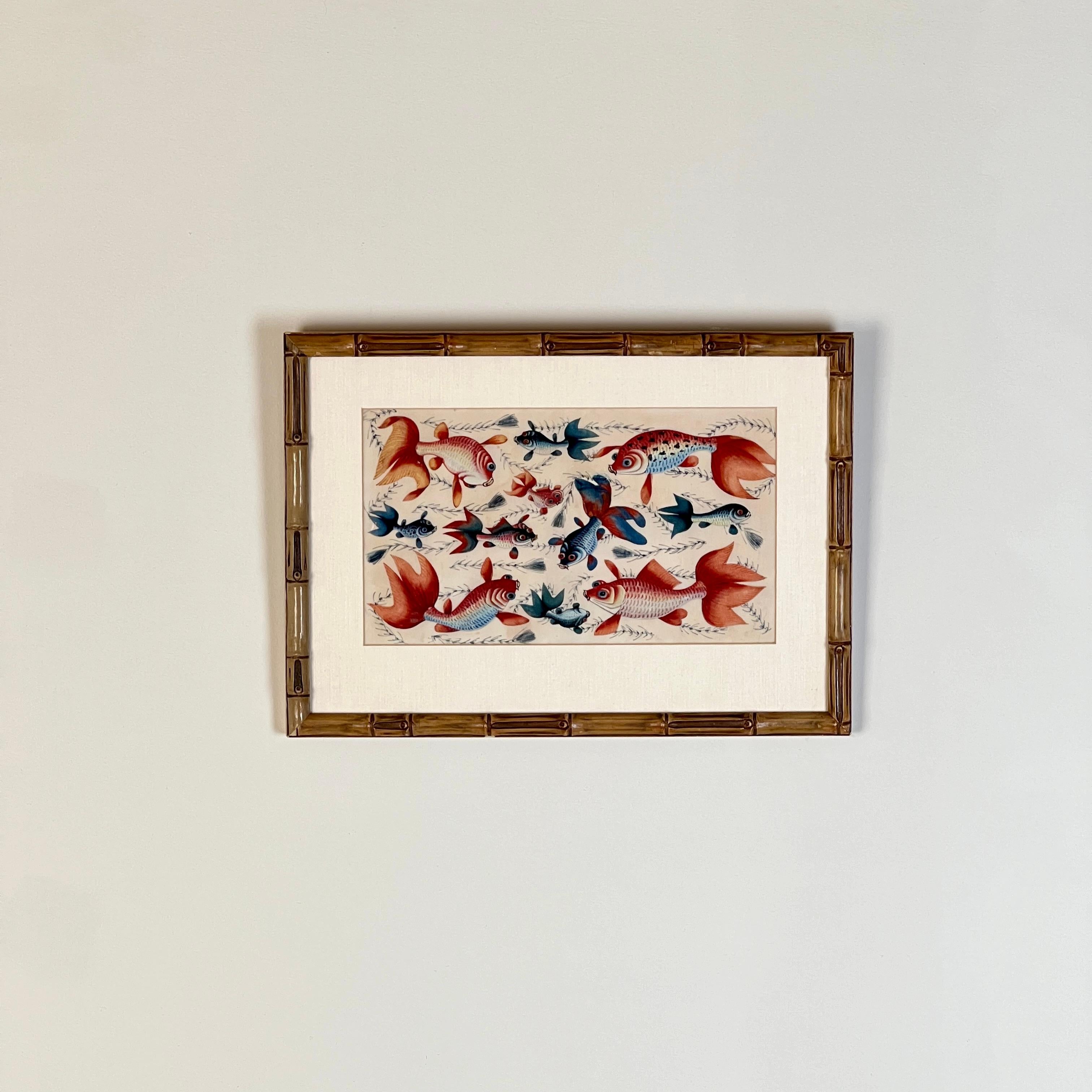 Charmante peinture chinoise à la gouache sur papier à moelle de la fin du XIXe siècle ou du début du XXe siècle. Avec un éventail de carpes koï colorées nageant parmi les roseaux. Joliment exécutée avec de magnifiques couleurs vives. Monté et