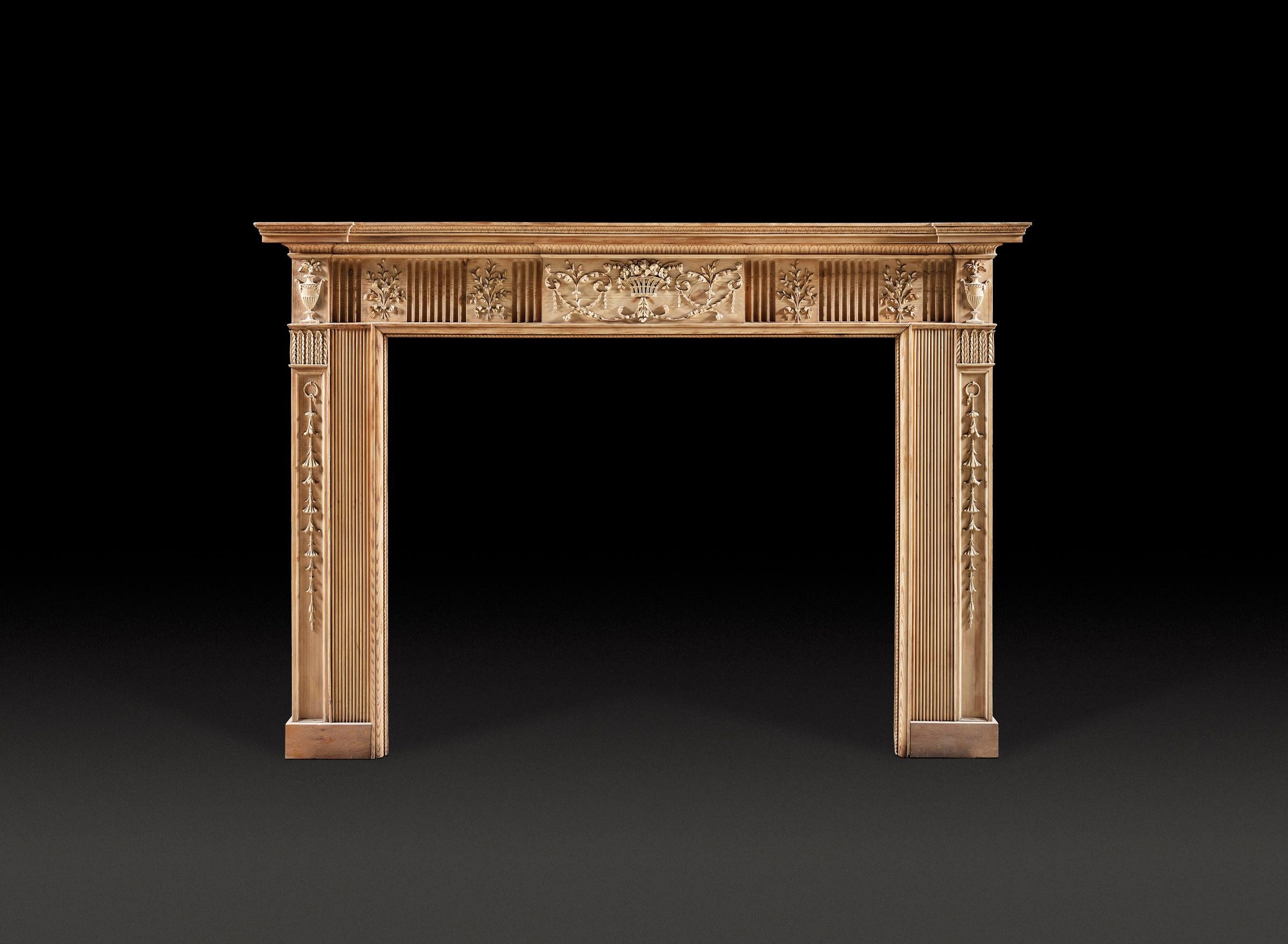 Eine späte George III fein geschnitzt Kiefer und Lindenholz chimneypiece von großen Proportionen.

Der durchlaufende Fries ist abwechselnd mit Fingerrillen und Tafeln mit floralen Schnitzereien von beeindruckender Qualität verziert.

Höhe 63⅝in