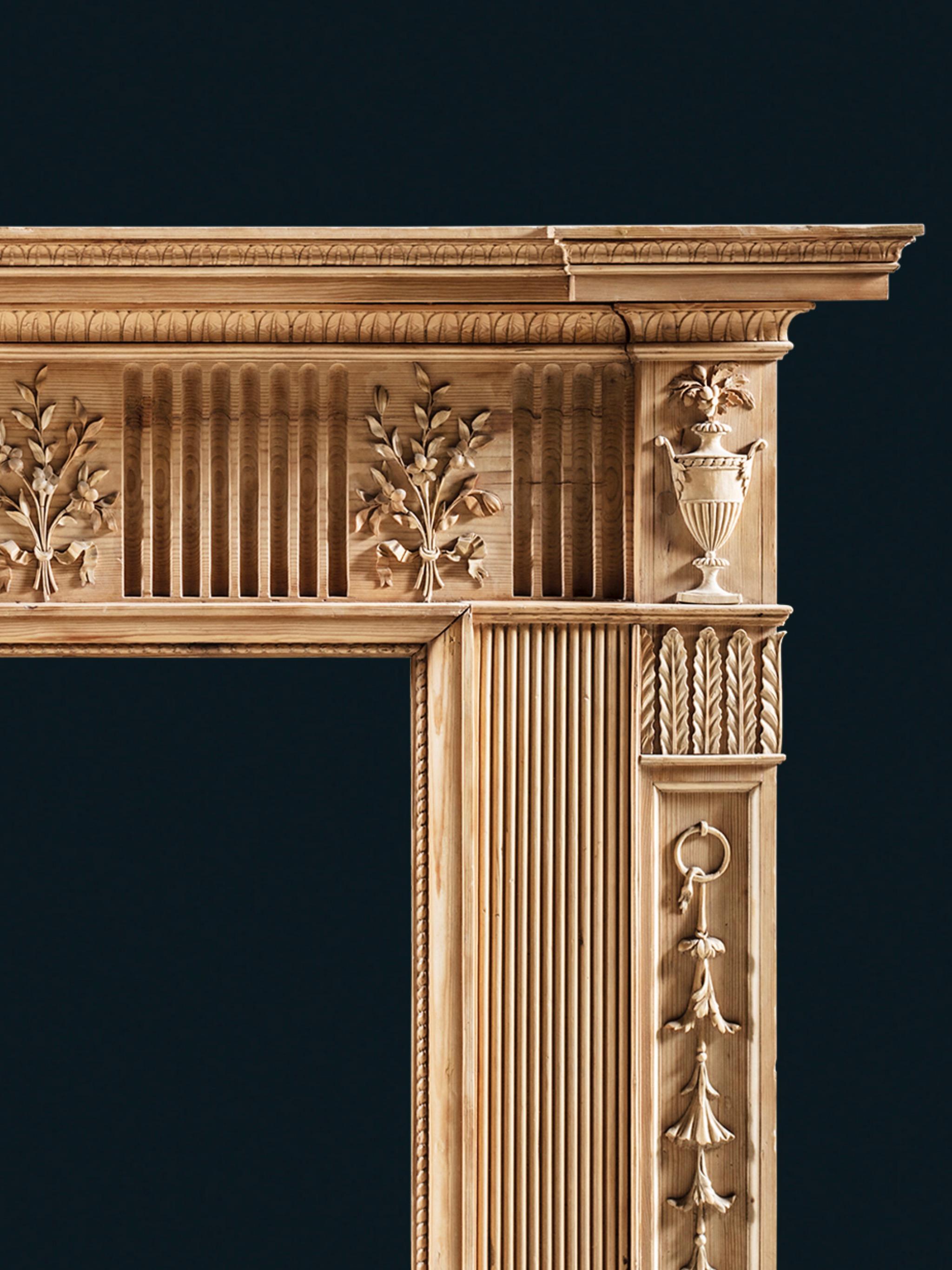 Fein geschnitzter Kaminsims aus Kiefernholz und Limonenholz aus dem späten George III.-Stil mit großer Proportion (Geschnitzt) im Angebot