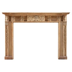 Cheminée de la fin de l'ère George III finement sculptée en pin et bois de citronnier de grande proportion