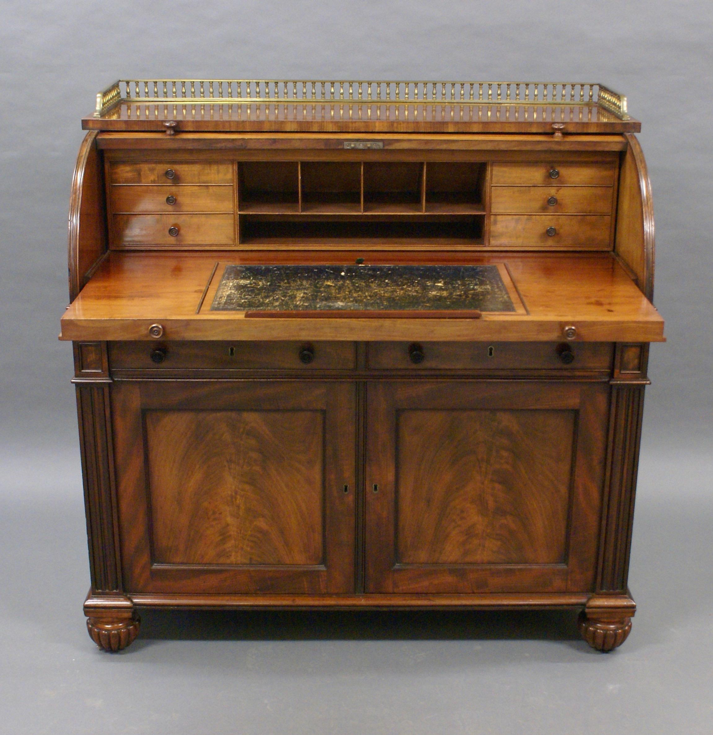 A sulperb cylinder top writing desk attributed to Gillows. The quality of the craftsmanship and materials used are second to none and typical of the Lancaster maker. Standing on reeded bun feet with inset castors above which are pilasters bordering