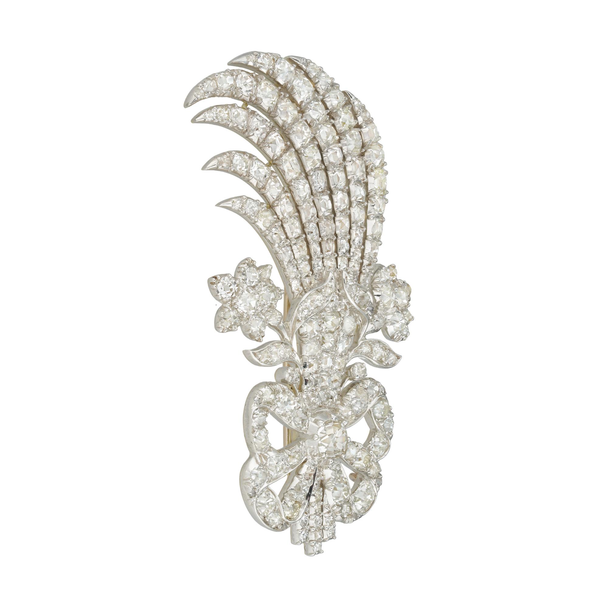 Spilla aigrette con diamanti incastonati di epoca tardo-georgiana, a forma di spruzzo incastonato di diamanti con due fiori incastonati di diamanti e un fiocco incastonato di diamanti, il nodo dell'incastonatura con un diamante tagliato da una