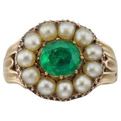 Un anillo de la época georgiana tardía con un racimo de esmeraldas y medias perlas
