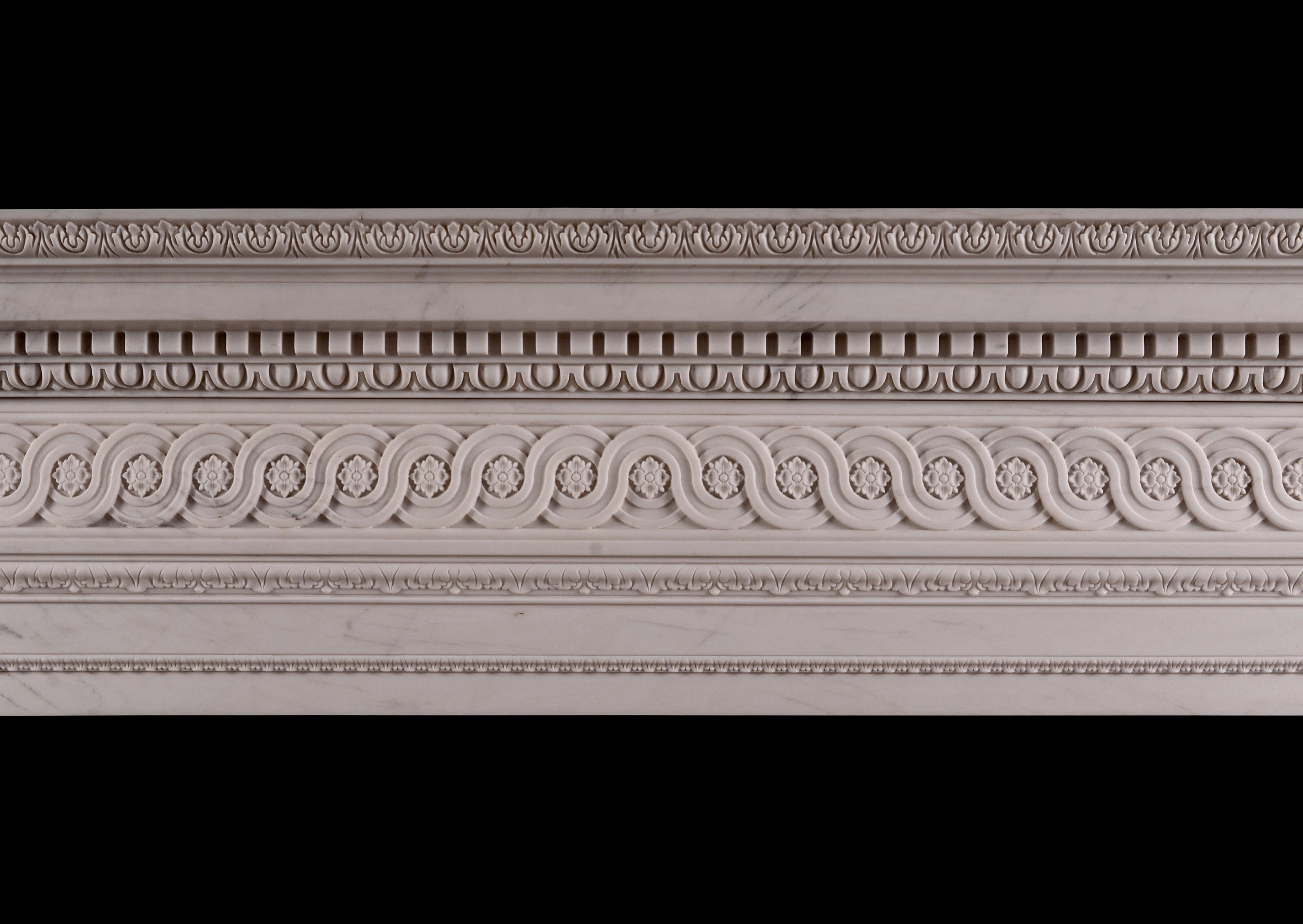 Ein Kamin im späten georgianischen Stil, der aus weißem Marmor gefertigt ist. Die Pfosten und der Fries sind mit einem durchgehenden Band aus Guillochen verziert, das Rosetten und geschnitzte Blattformen einschließt. Das Regal ist mit