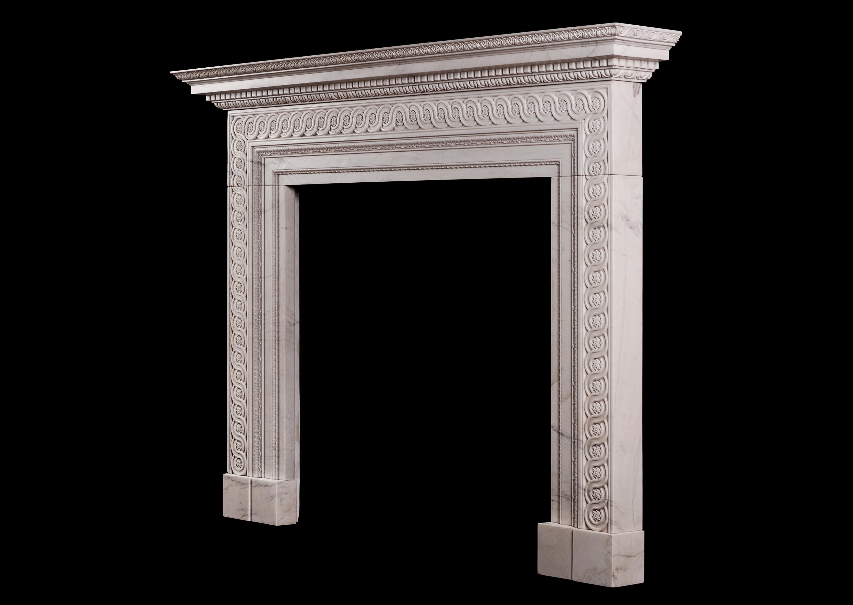 Anglais Cheminée de style géorgien de la fin de l'époque sculptée en marbre blanc en vente